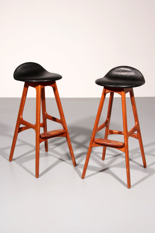 Design Bar Stool in wood and Black Leather by Erik Buch 1960