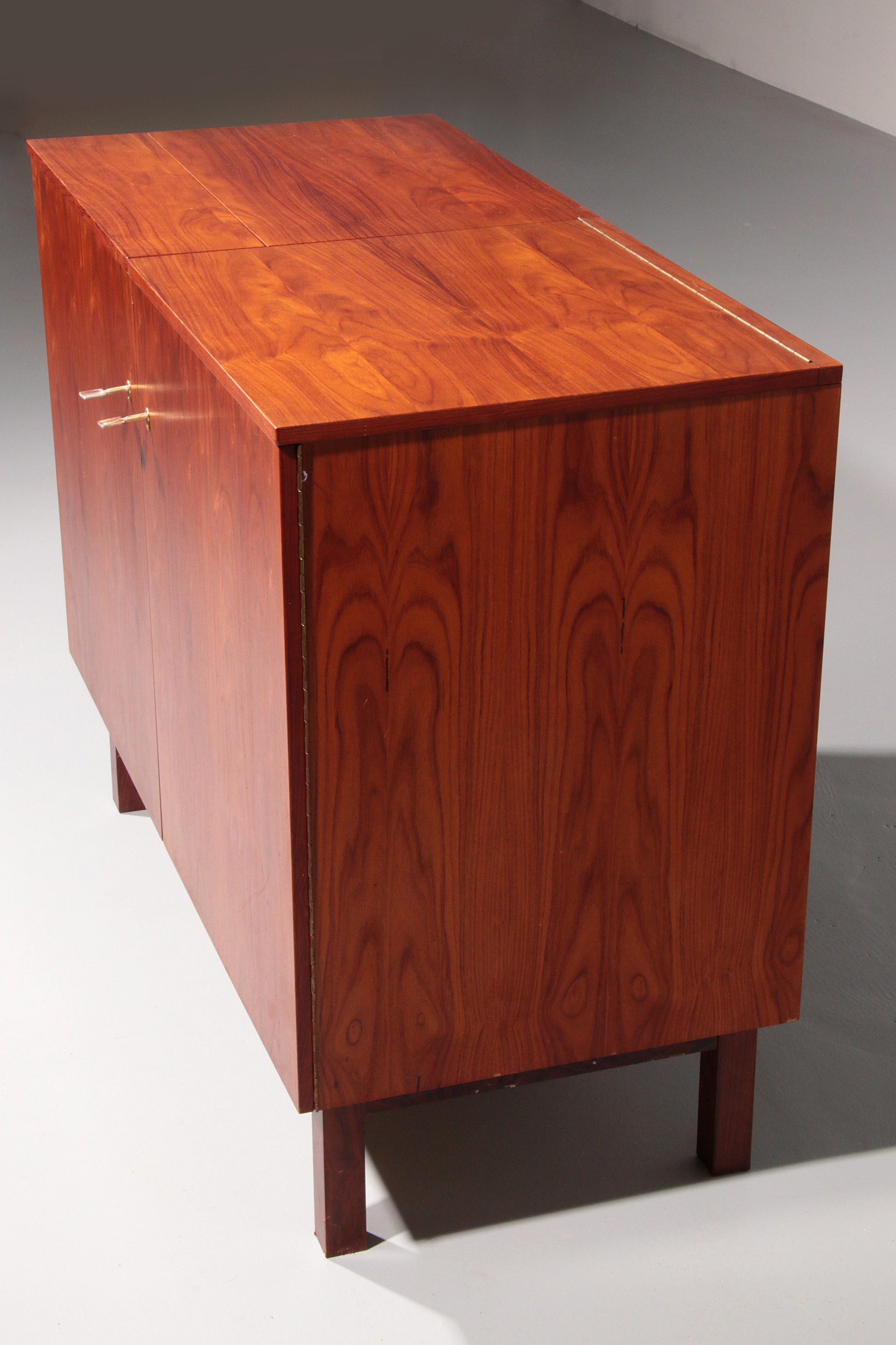 Timeless Scandinavian Mini-Bar with Mid-Century Charm 1960