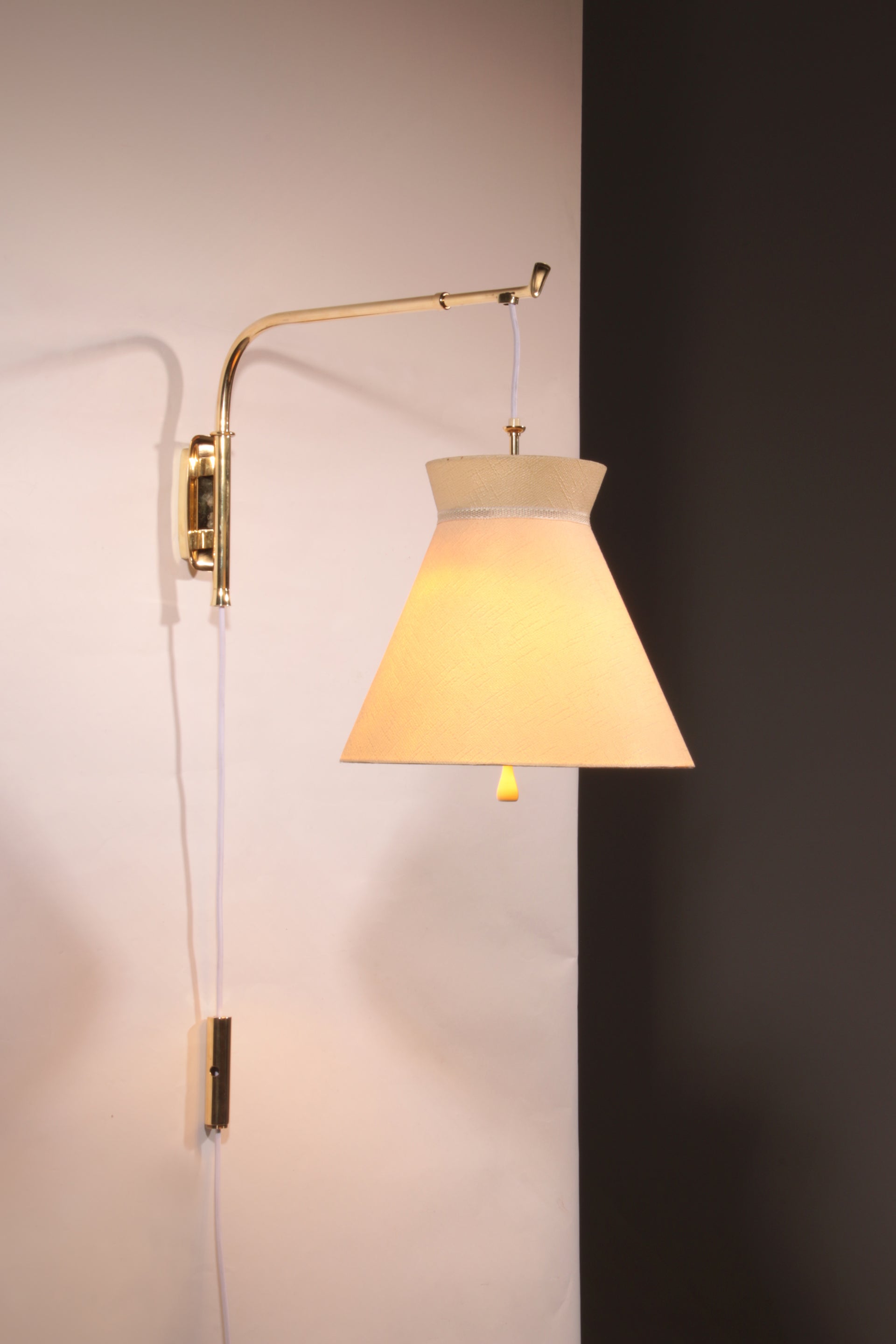 Elegant 1950s Italian Brass Diabolo Wall Lamp very rare