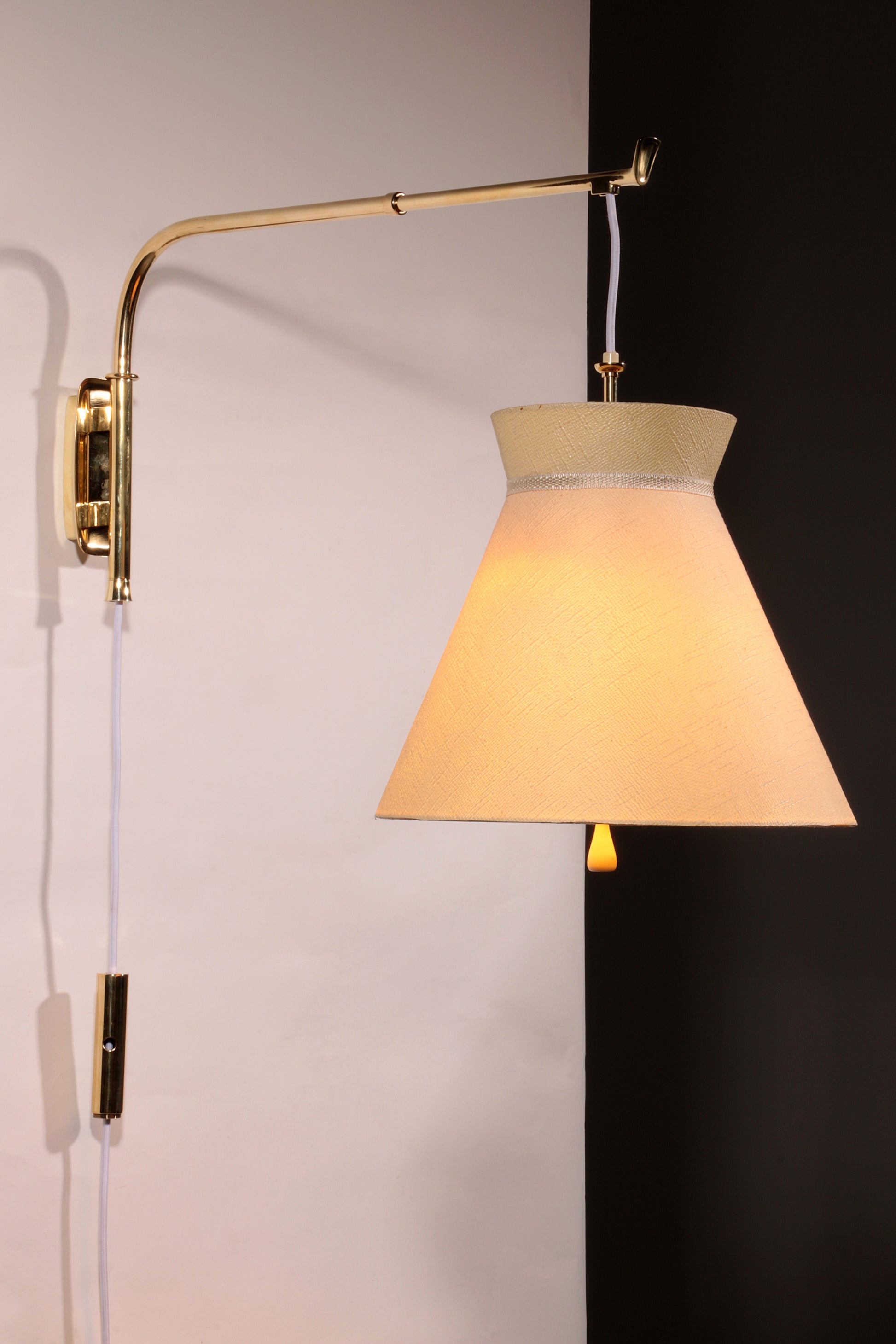 Elegant 1950s Italian Brass Diabolo Wall Lamp very rare