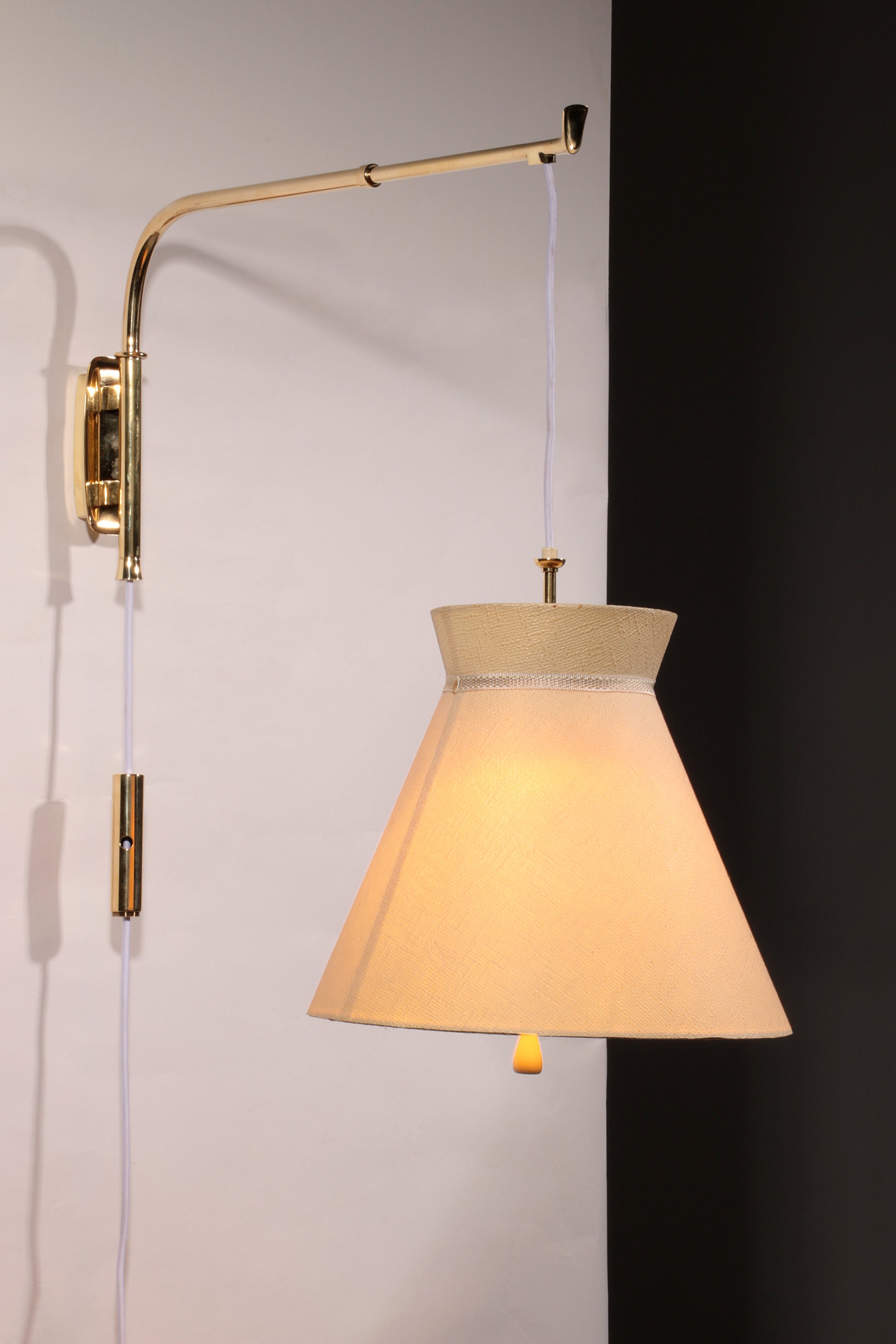 Elegant 1950s Italian Brass Diabolo Wall Lamp very rare