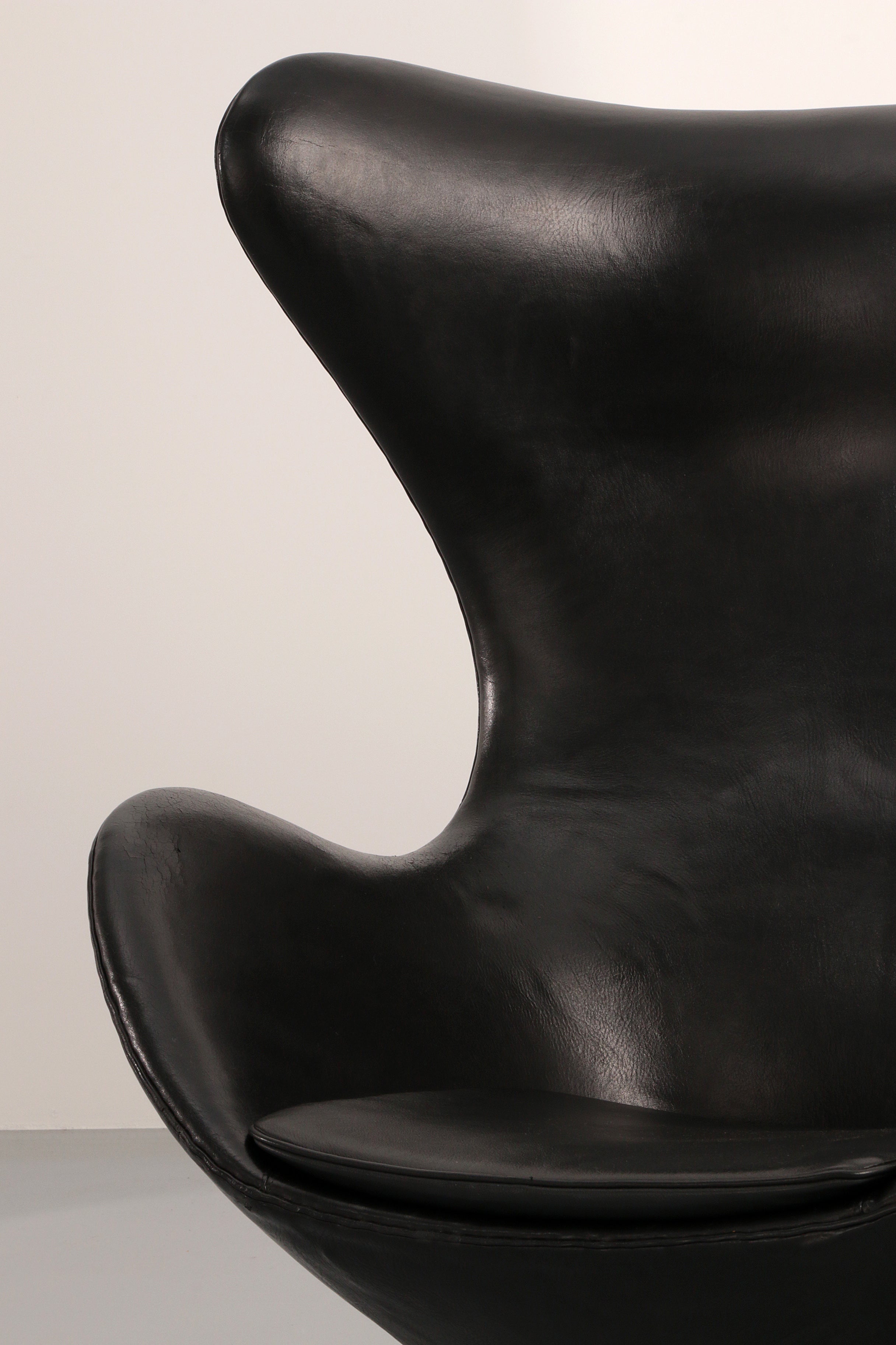 The Egg Chair – Arne Jacobsen, Denmark, 1960 – Black Leather by Fritz Hansen