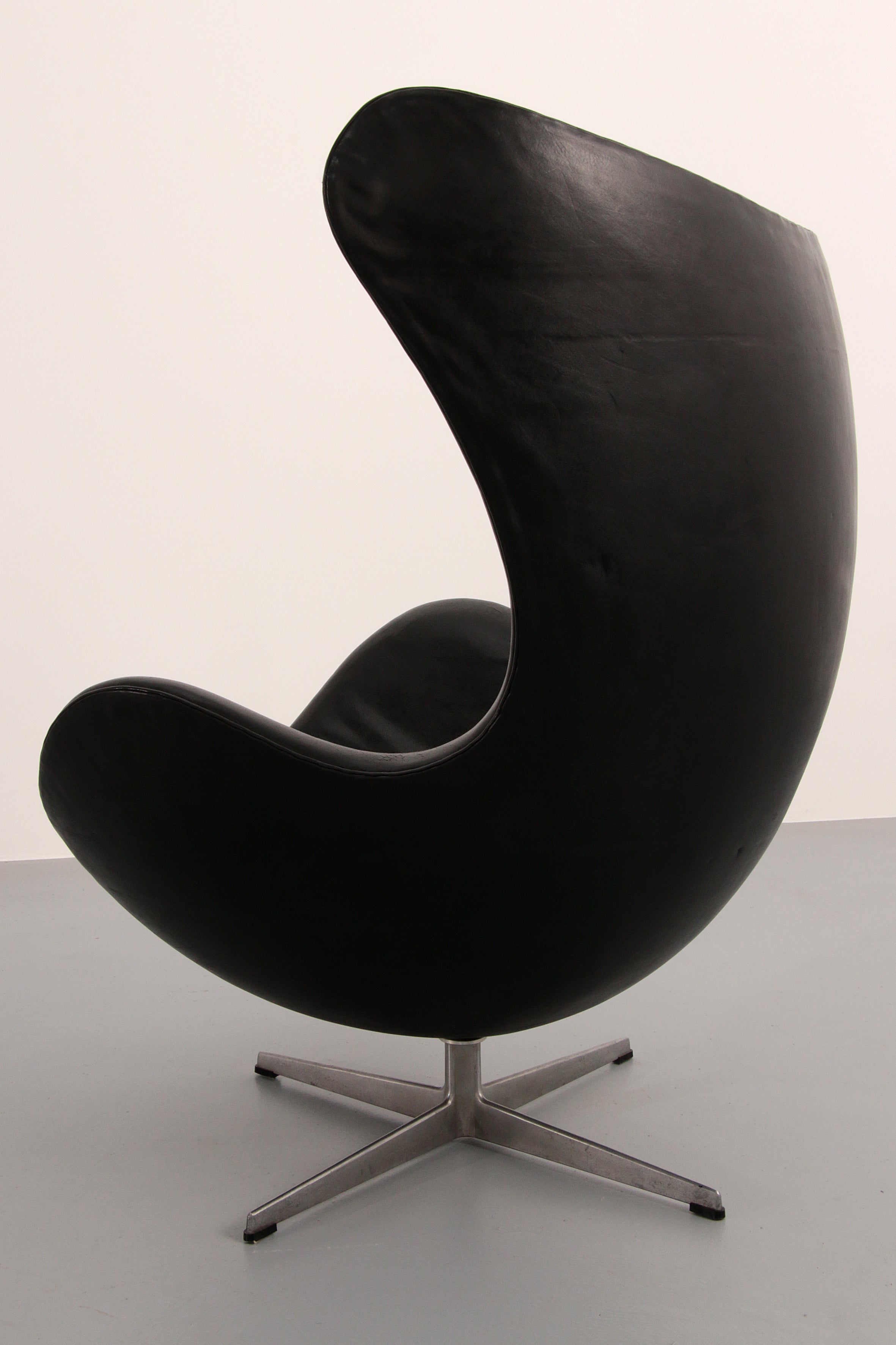 The Egg Chair – Arne Jacobsen, Denmark, 1960 – Black Leather by Fritz Hansen