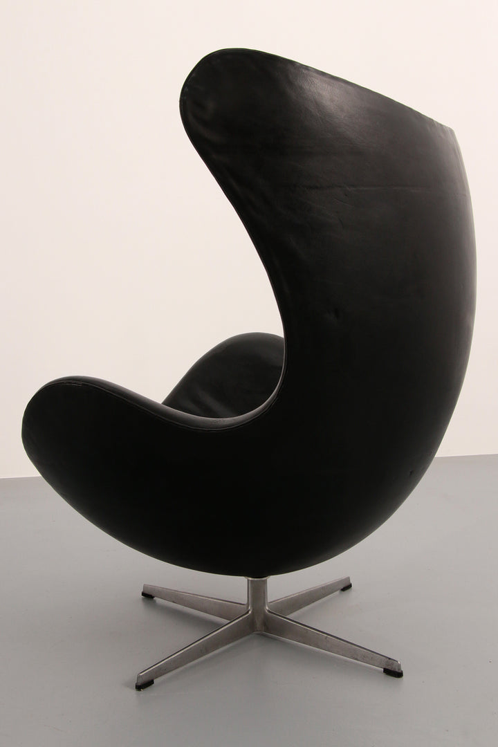 The Egg Chair – Arne Jacobsen, Denmark, 1960 – Black Leather by Fritz Hansen