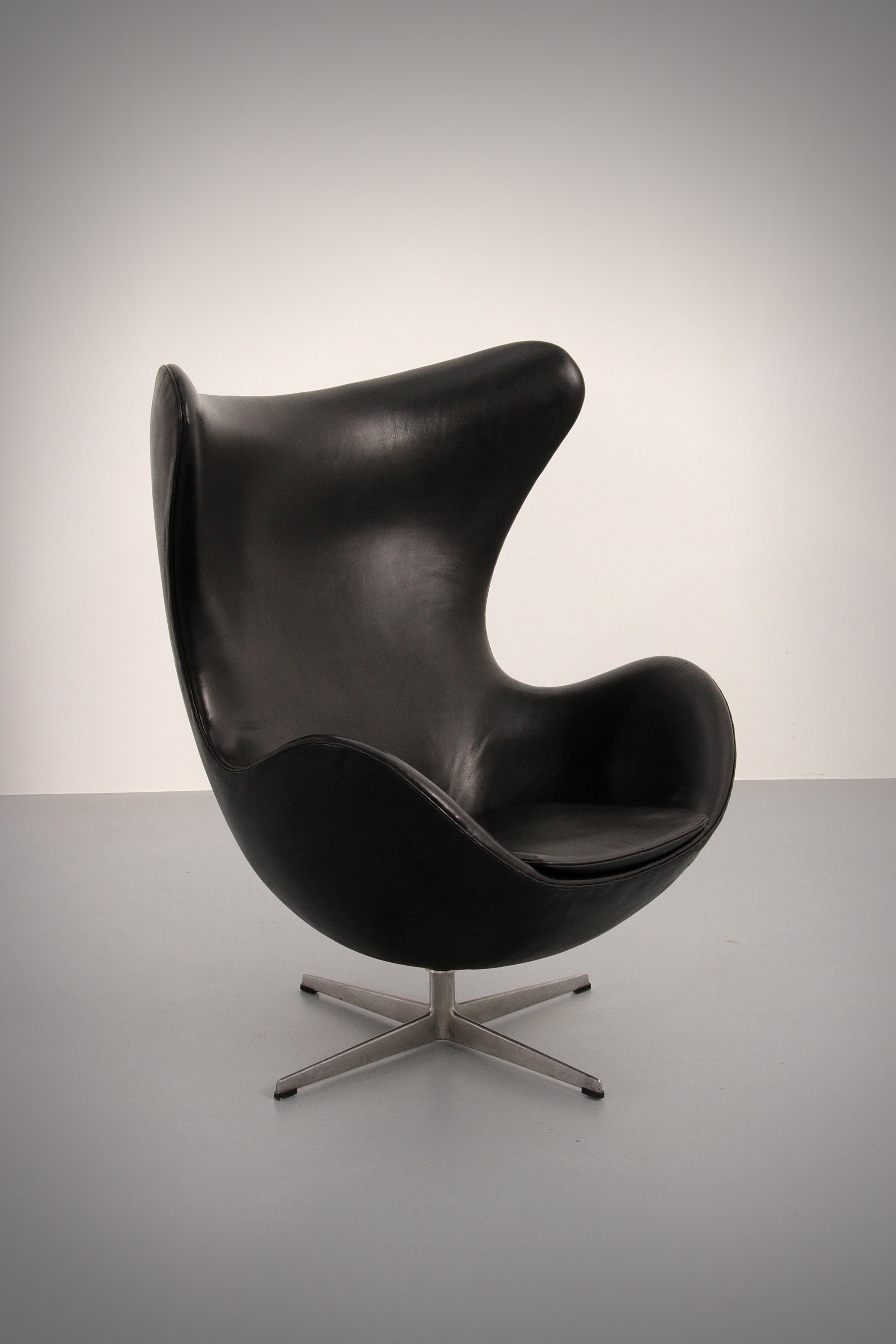 The Egg Chair – Arne Jacobsen, Denmark, 1960 – Black Leather by Fritz Hansen