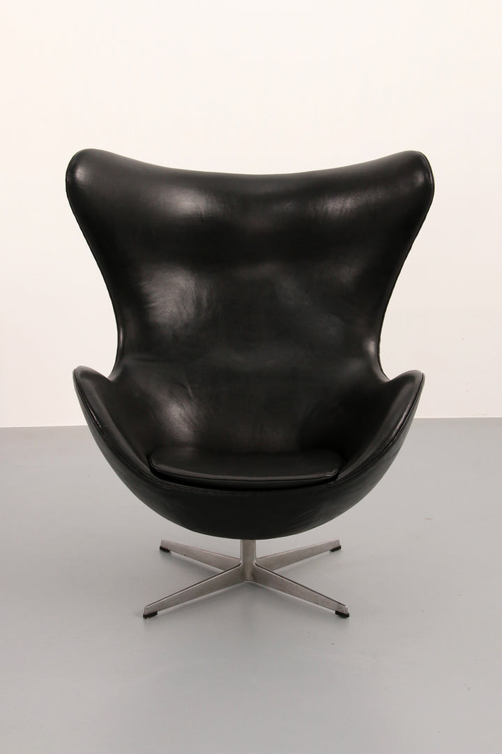 The Egg Chair – Arne Jacobsen, Denmark, 1960 – Black Leather by Fritz Hansen