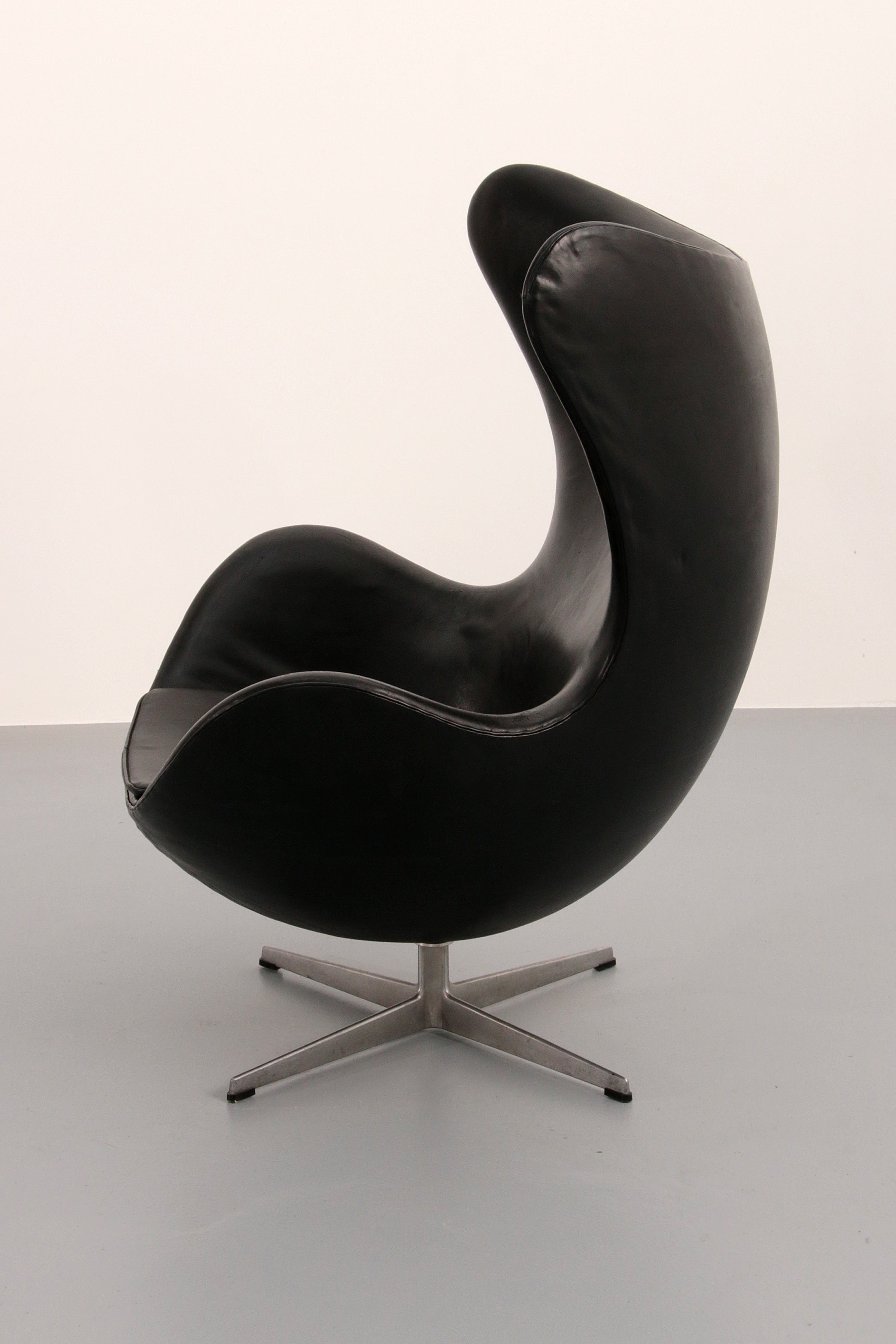 The Egg Chair – Arne Jacobsen, Denmark, 1960 – Black Leather by Fritz Hansen