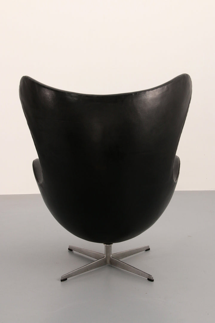 The Egg Chair – Arne Jacobsen, Denmark, 1960 – Black Leather by Fritz Hansen