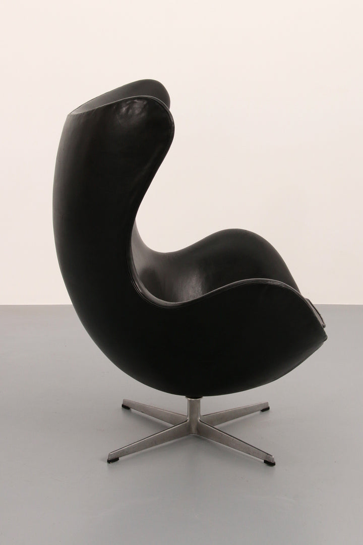 The Egg Chair – Arne Jacobsen, Denmark, 1960 – Black Leather by Fritz Hansen