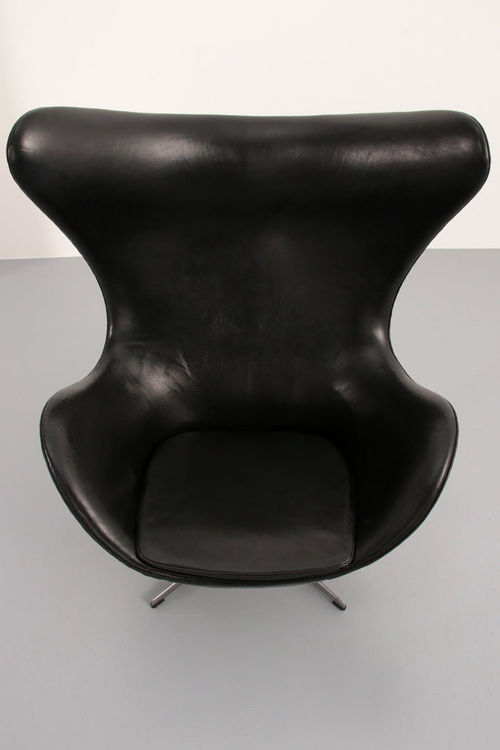The Egg Chair – Arne Jacobsen, Denmark, 1960 – Black Leather by Fritz Hansen