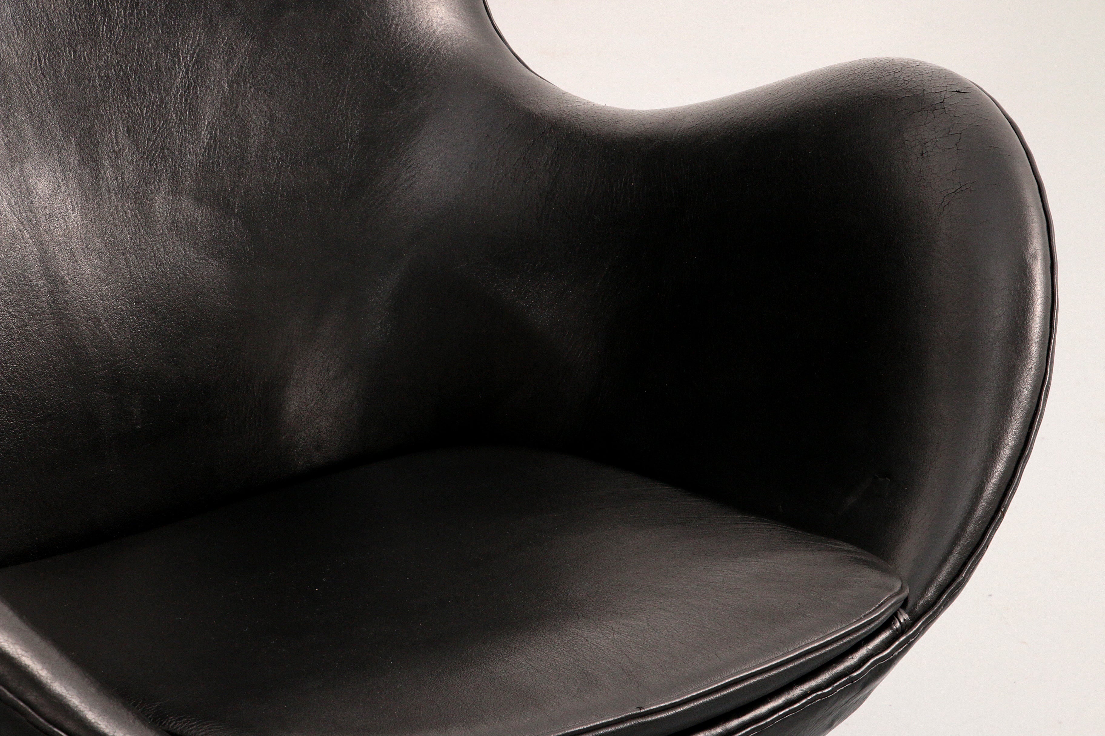 The Egg Chair – Arne Jacobsen, Denmark, 1960 – Black Leather by Fritz Hansen
