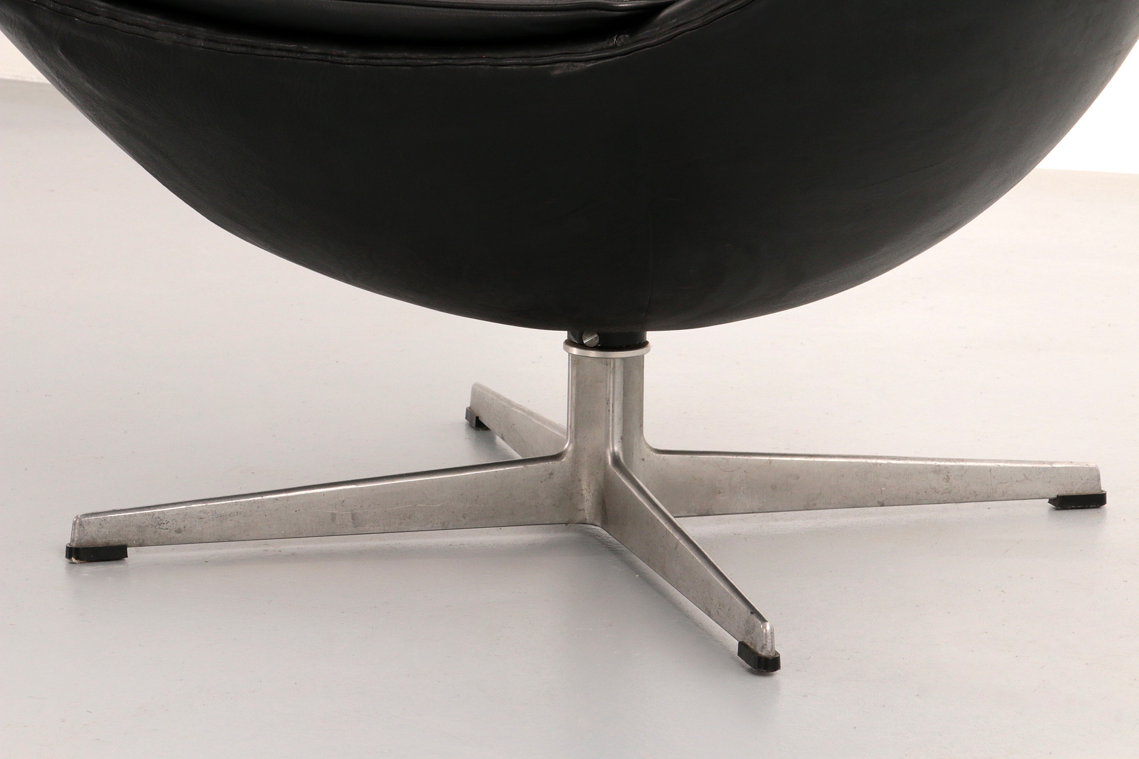 The Egg Chair – Arne Jacobsen, Denmark, 1960 – Black Leather by Fritz Hansen