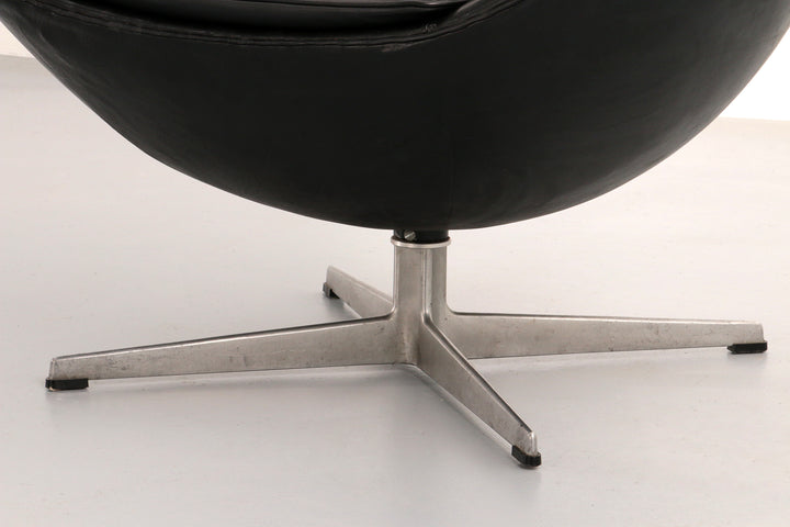 The Egg Chair – Arne Jacobsen, Denmark, 1960 – Black Leather by Fritz Hansen