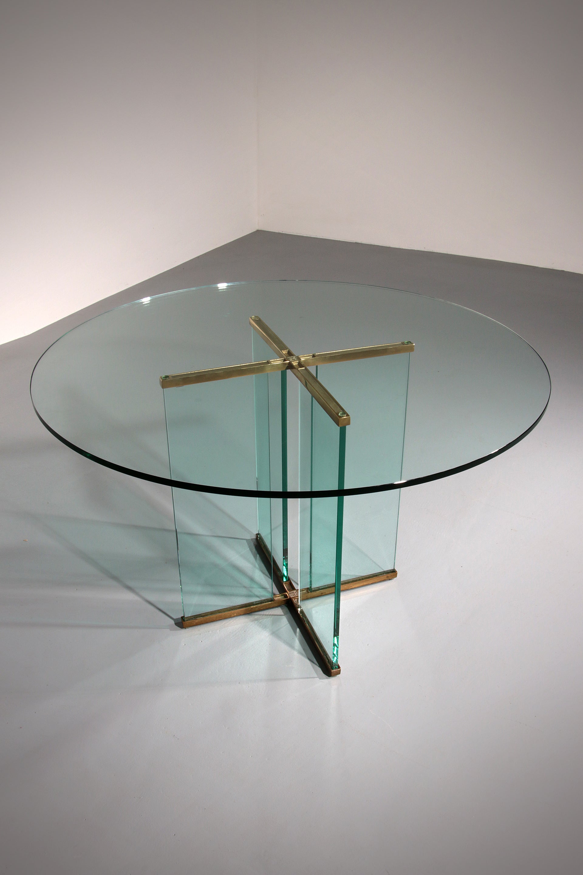  Peter Ghyczy Round Design Table – Timeless Elegance