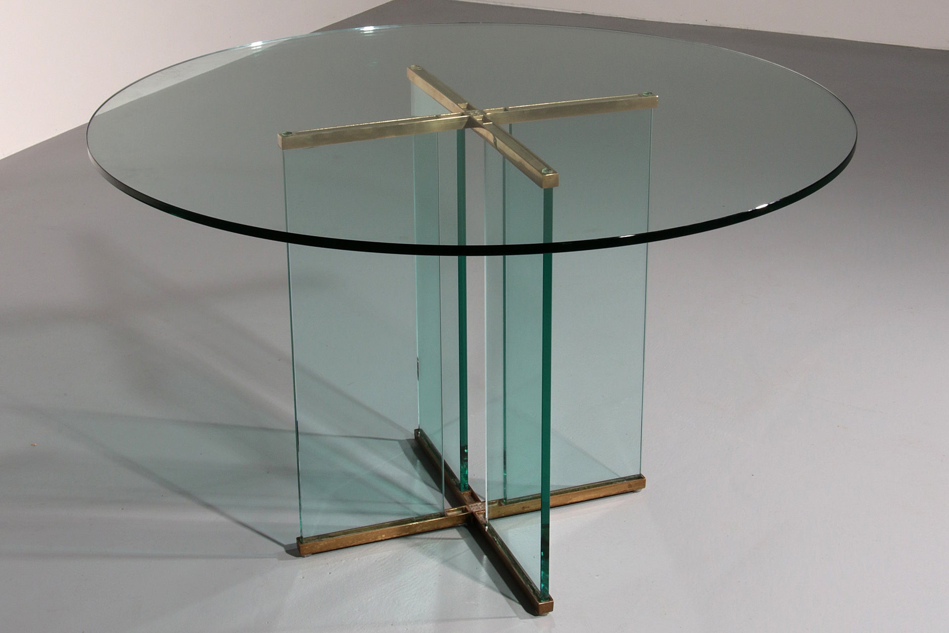 Peter Ghyczy Round Design Table – Timeless Elegance