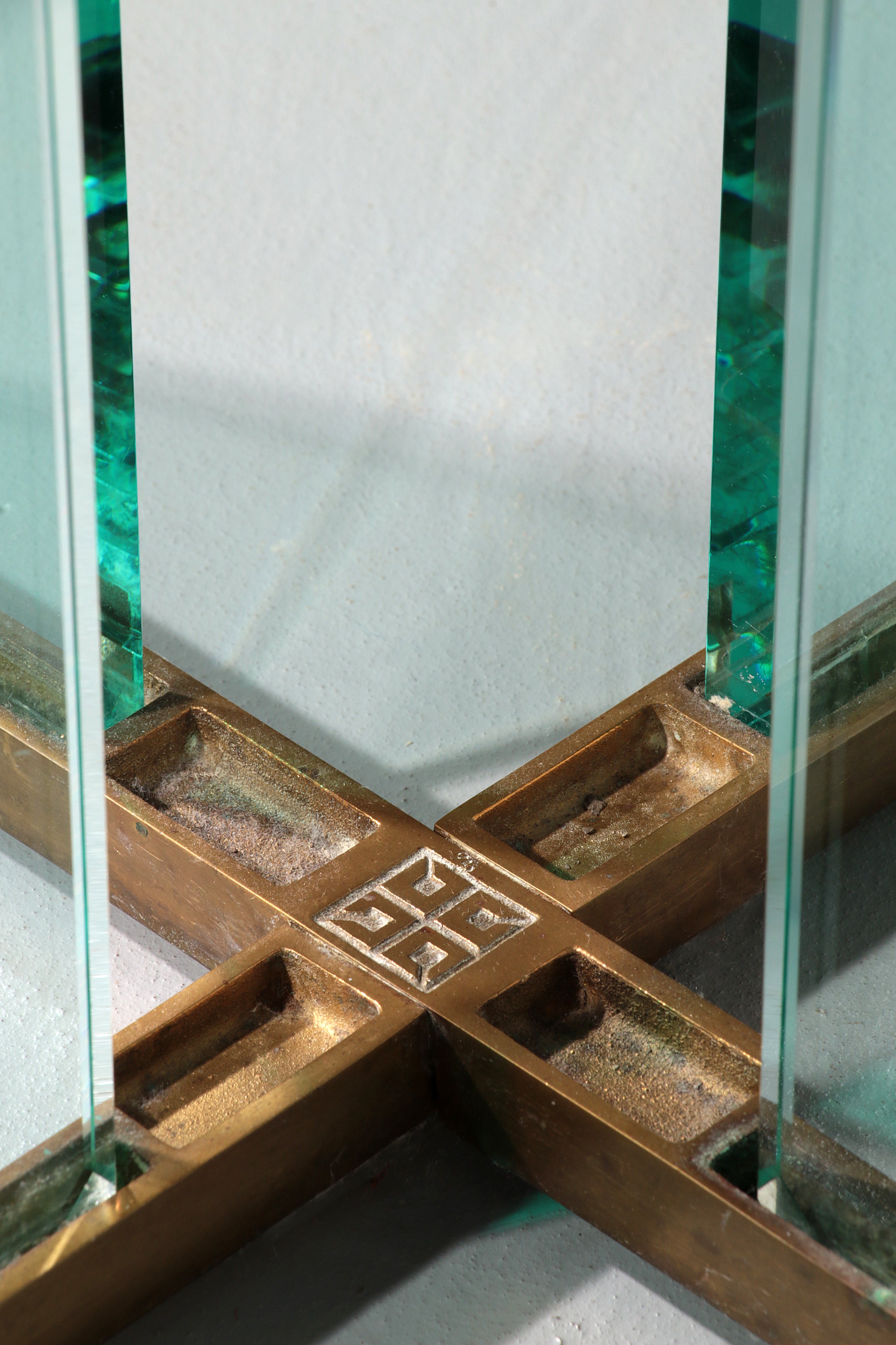  Peter Ghyczy Round Design Table – Timeless Elegance