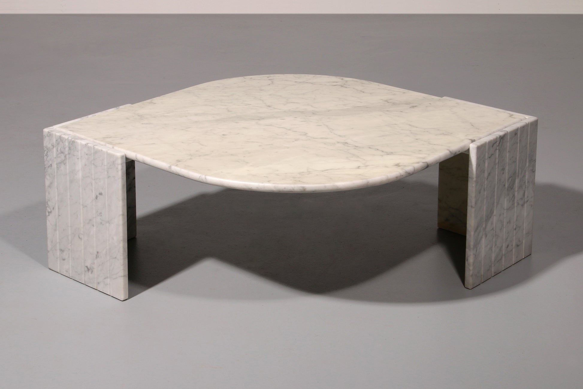 Italian Teardrop Shaped Marble Coffee Table, 1980s 