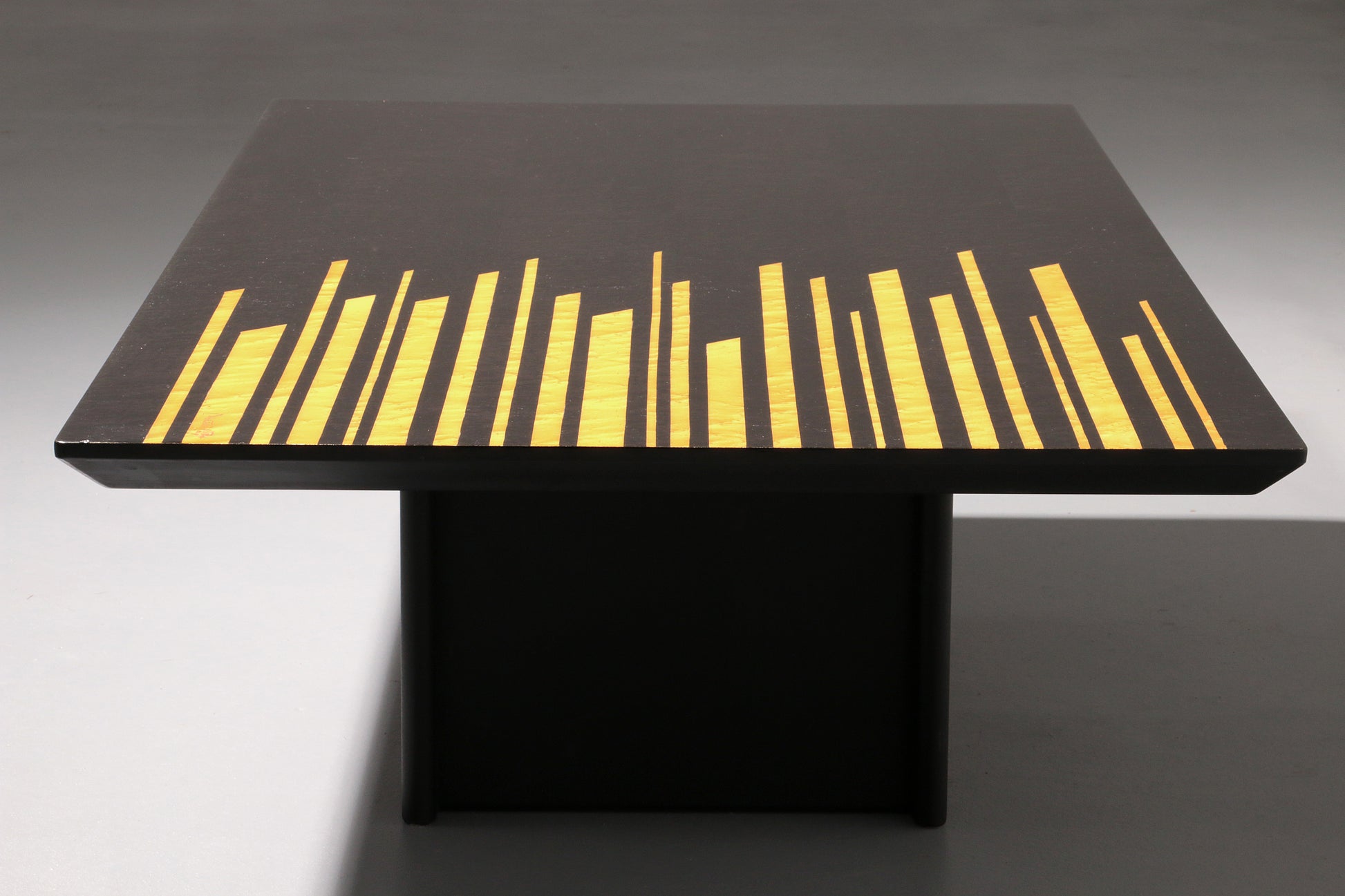 1980s Italian Coffee Table in Black and Yellow Lacquered wood.