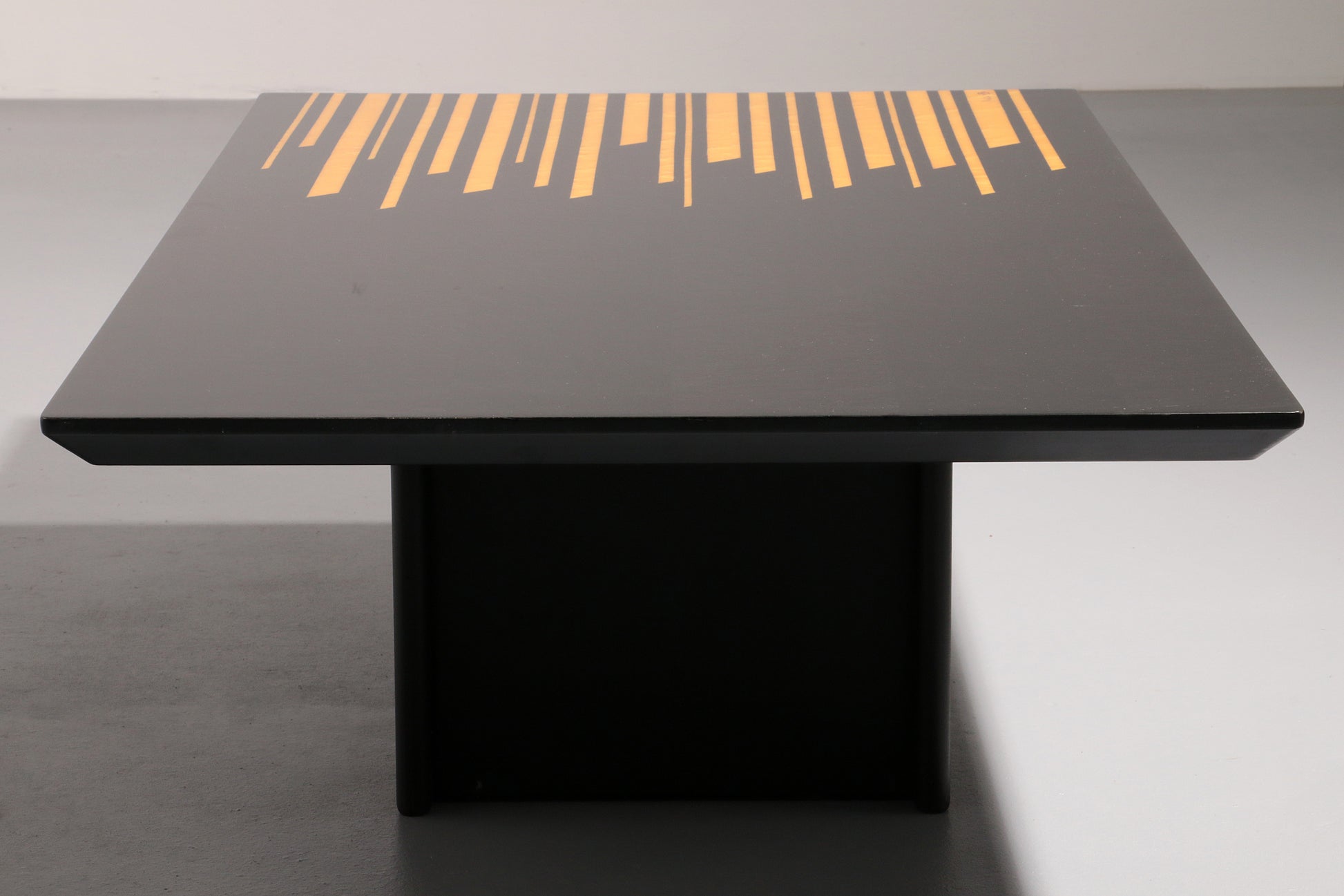 1980s Italian Coffee Table in Black and Yellow Lacquered wood.