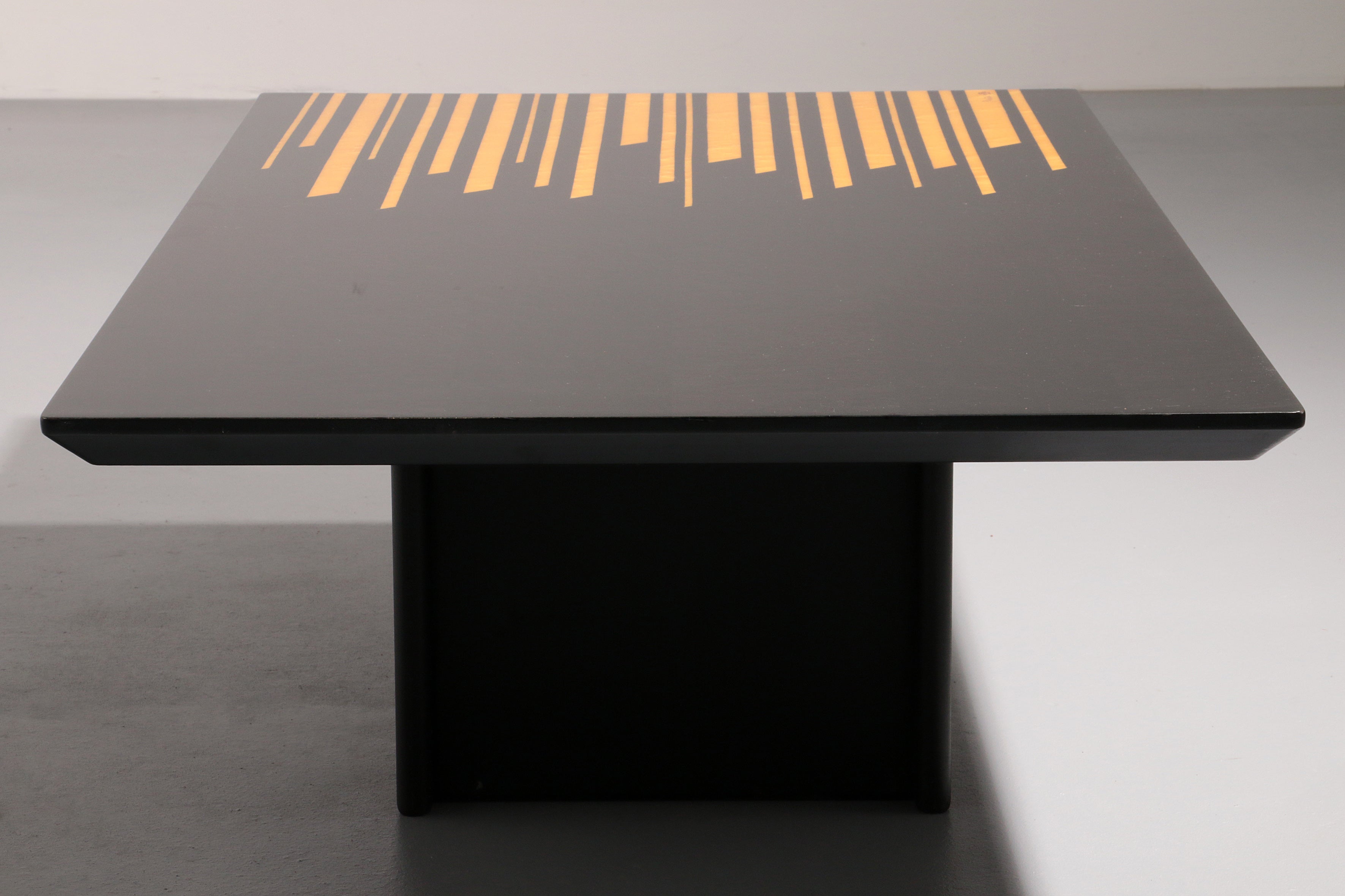 1980s Italian Coffee Table in Black and Yellow Lacquered wood.