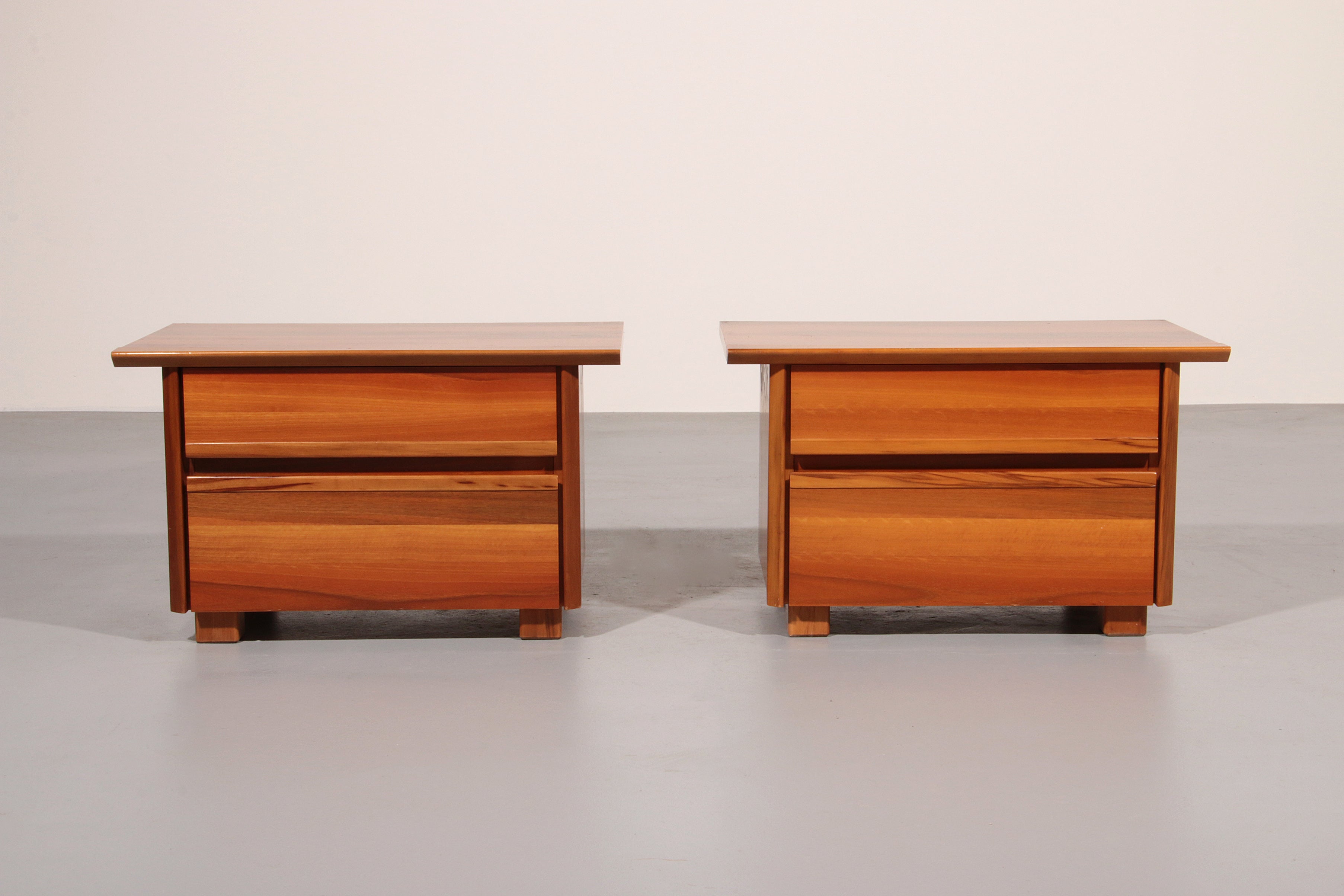 Italian Walnut Bedside Tables from the 1970s – Timeless Italian Elegance