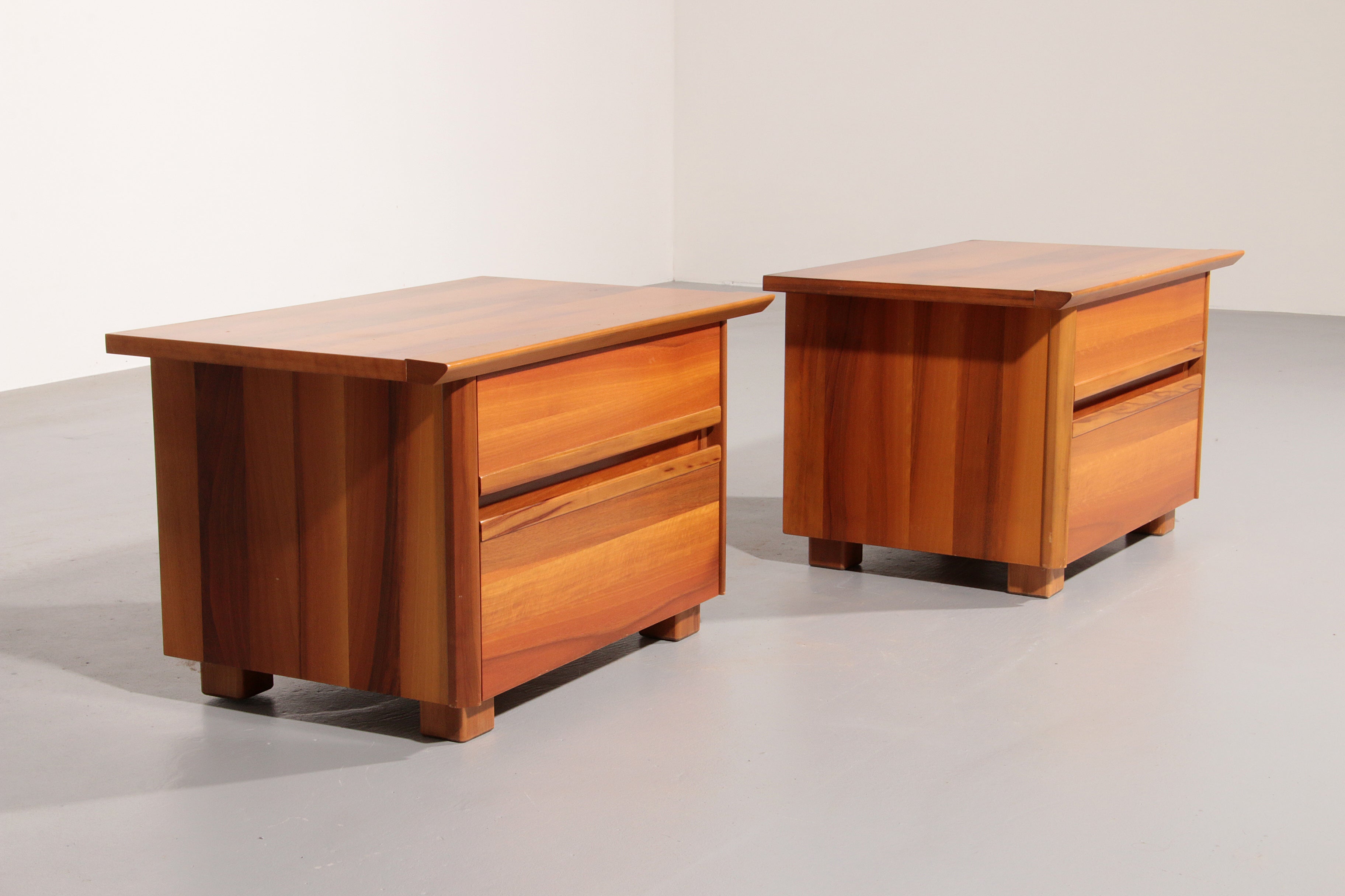 Italian Walnut Bedside Tables from the 1970s – Timeless Italian Elegance