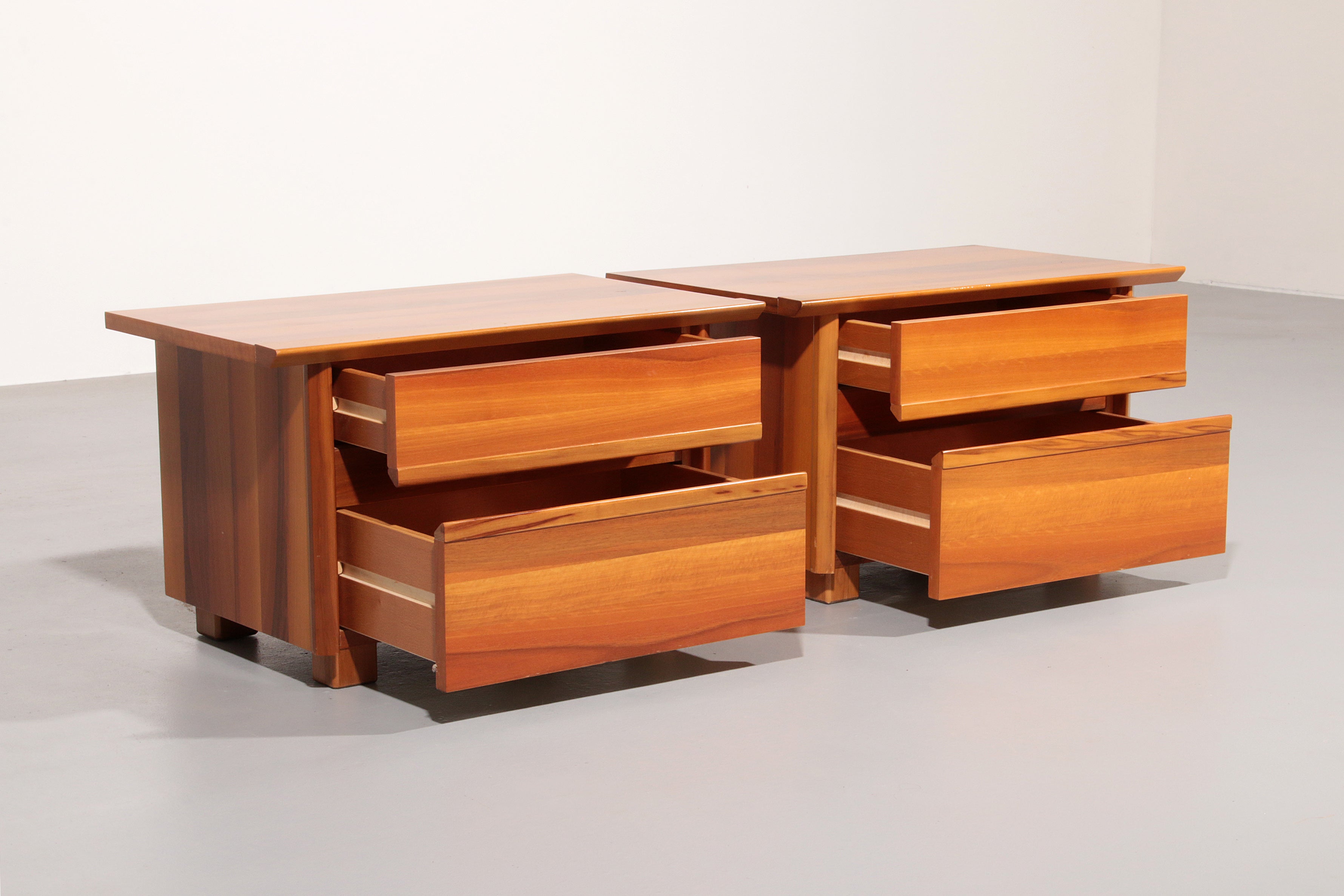 Italian Walnut Bedside Tables from the 1970s – Timeless Italian Elegance