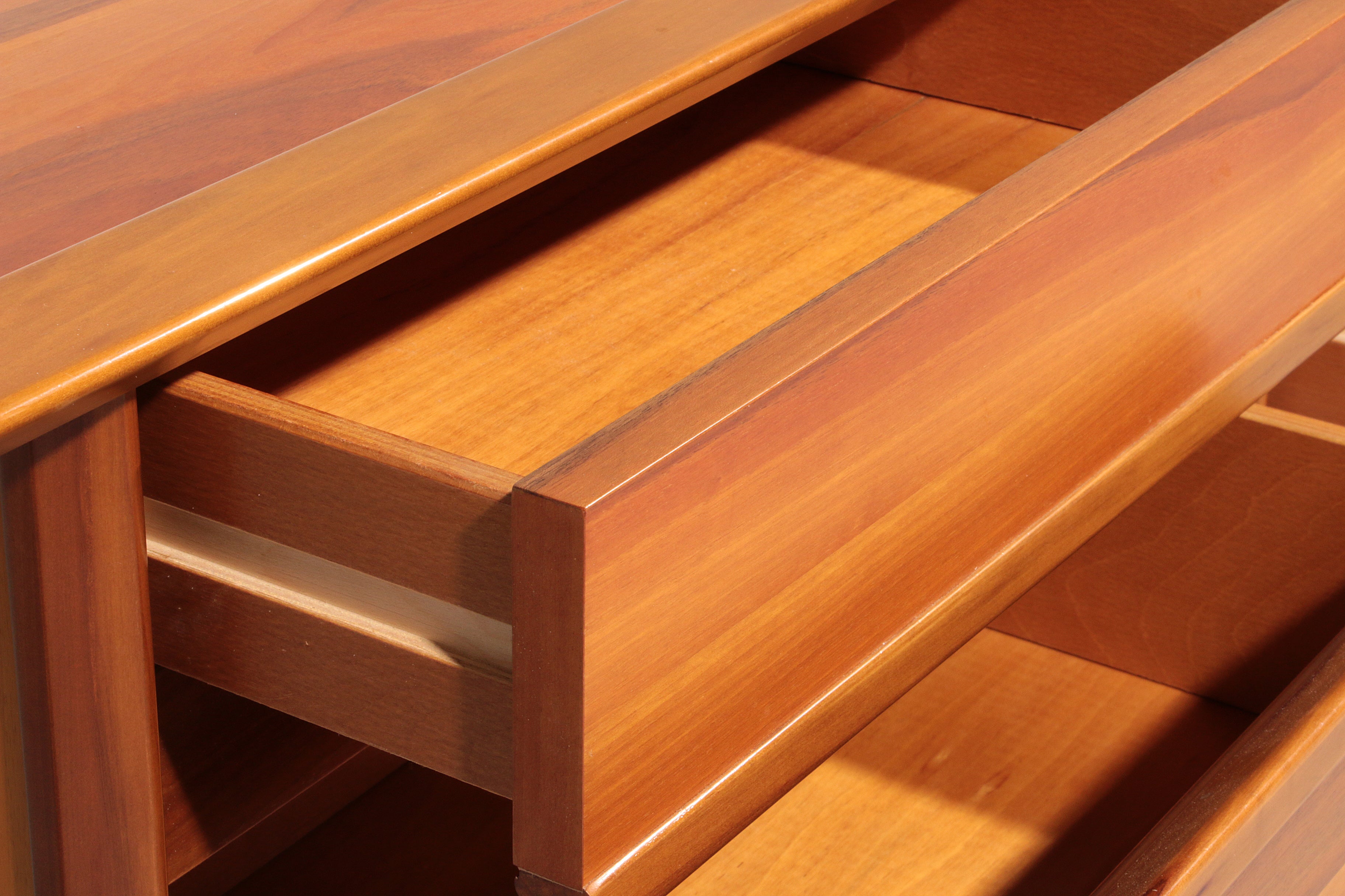 Italian Walnut Bedside Tables from the 1970s – Timeless Italian Elegance