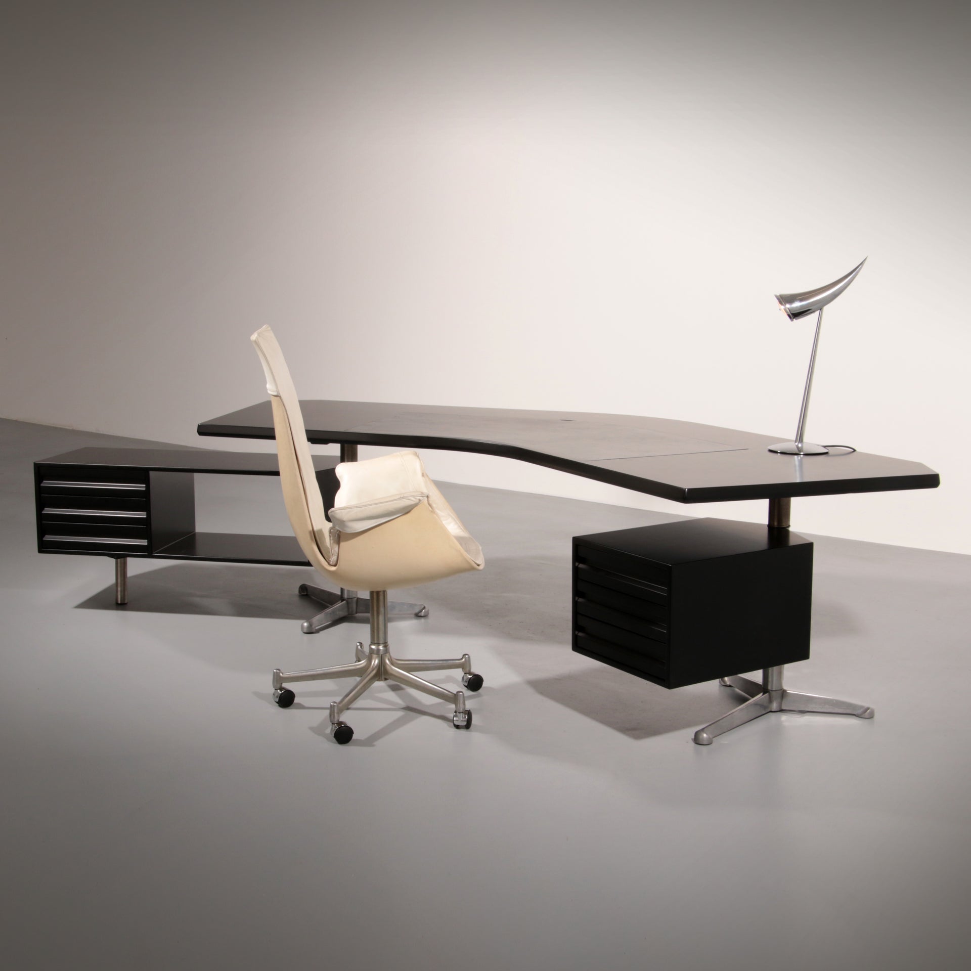 Osvaldo Borsani for Tecno ‘T96’ Executive Corner Desk in Black Lacquered Wood