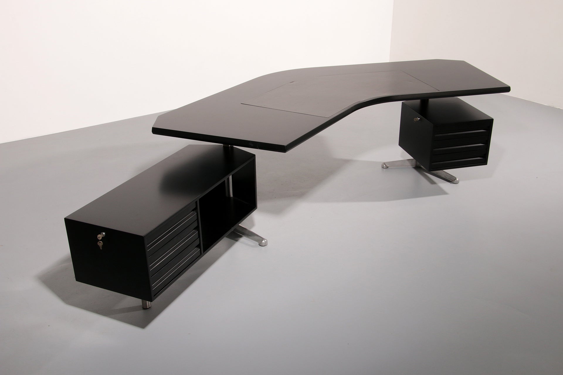 OsvaldoOsvaldo Borsani for Tecno ‘T96’ Executive Corner Desk in Black Lacquered Wood Borsani for Tecno ‘T96’ Executive Corner Desk in Black Lacquered Wood