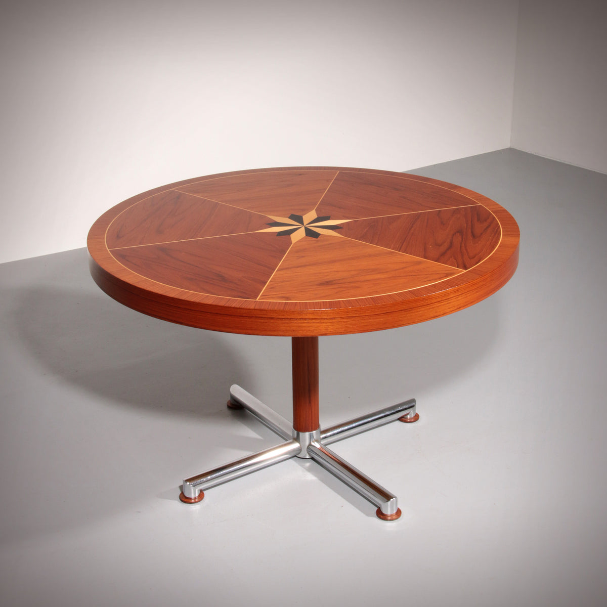Italian Mid-Century Dining Table with stunning Inlay star.