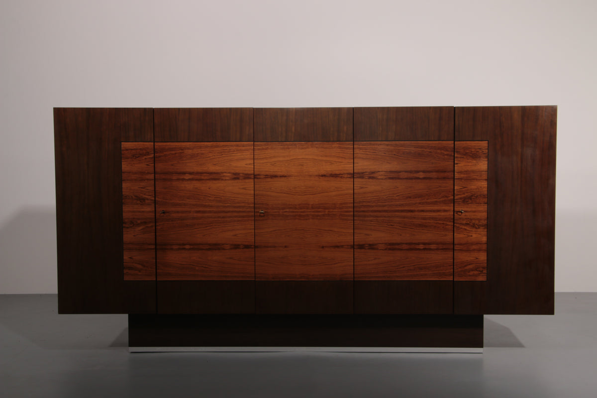 Beautiful large wall unit with plenty of storage space and a bar cabinet, 1970.