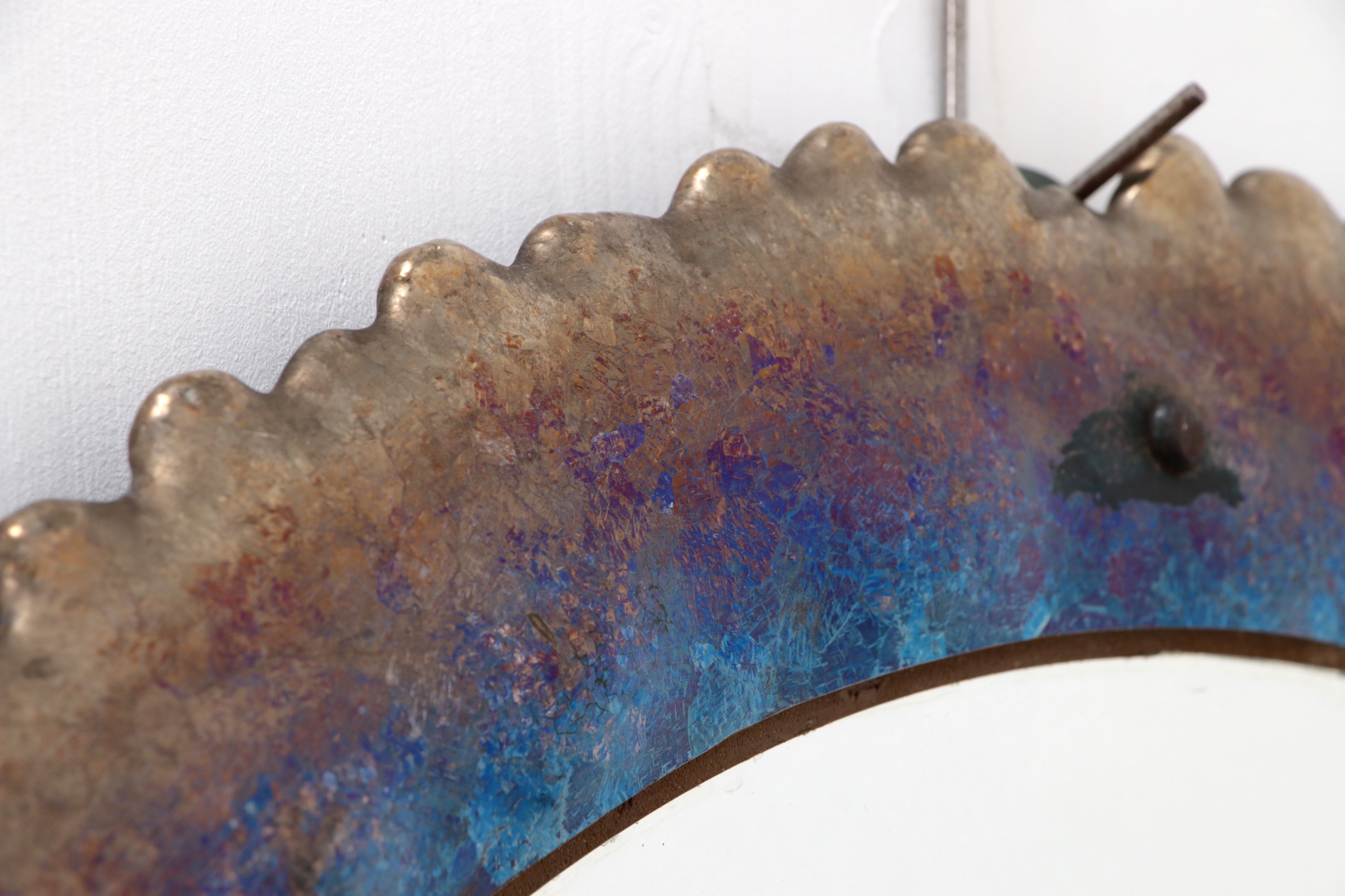 Brutalistische stoere Wandspiegel met emaille op metaal jaren70.