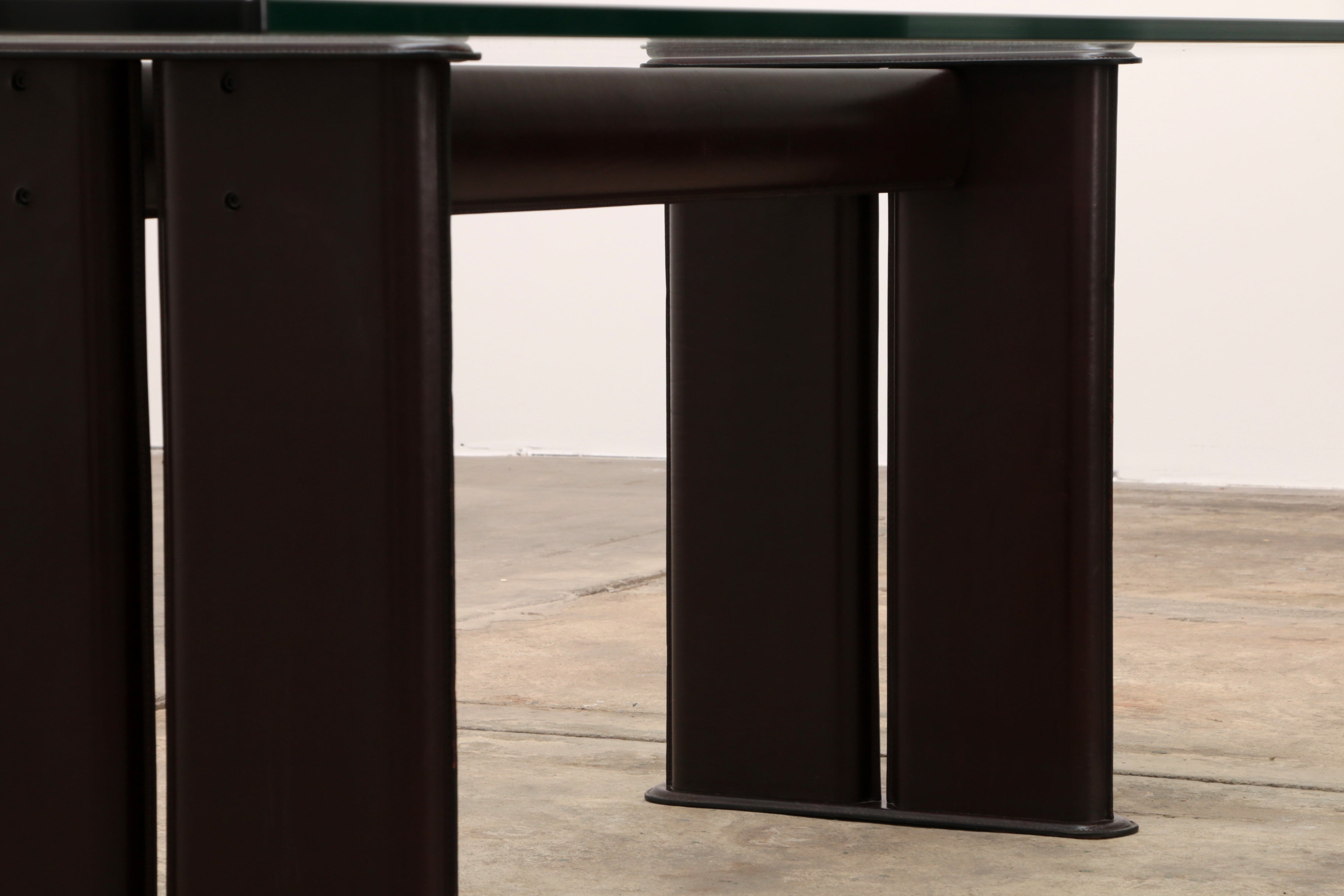 Tito Agnoli voor Matteo Grassi lederen eettafel en zes stoelen