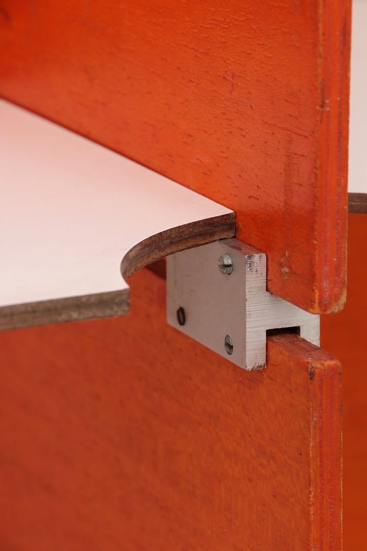 Modulare Frans Wandmeubel oranje gemaakt in de jaren60s.