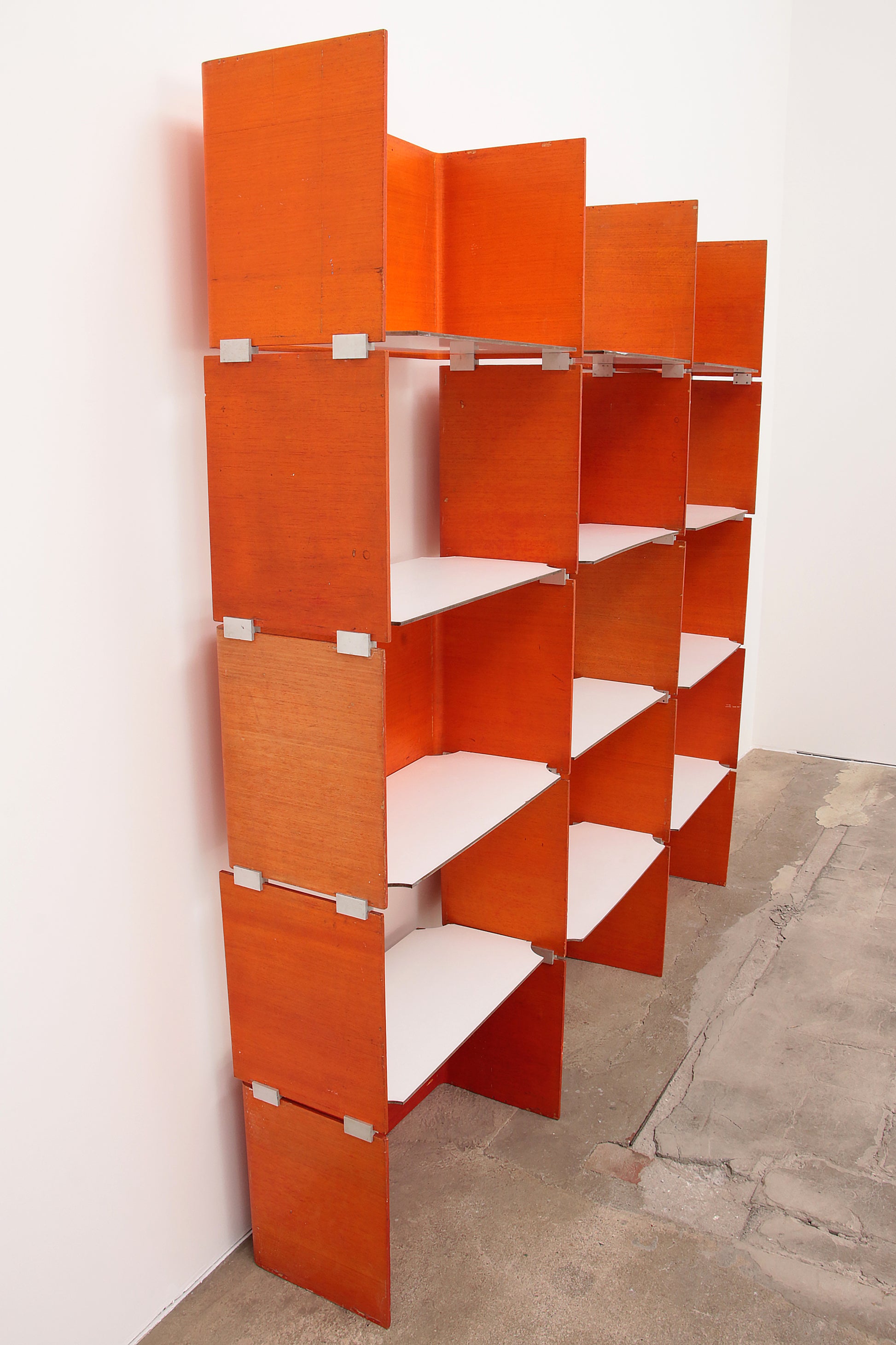 Modulare Frans Wandmeubel oranje gemaakt in de jaren60s.