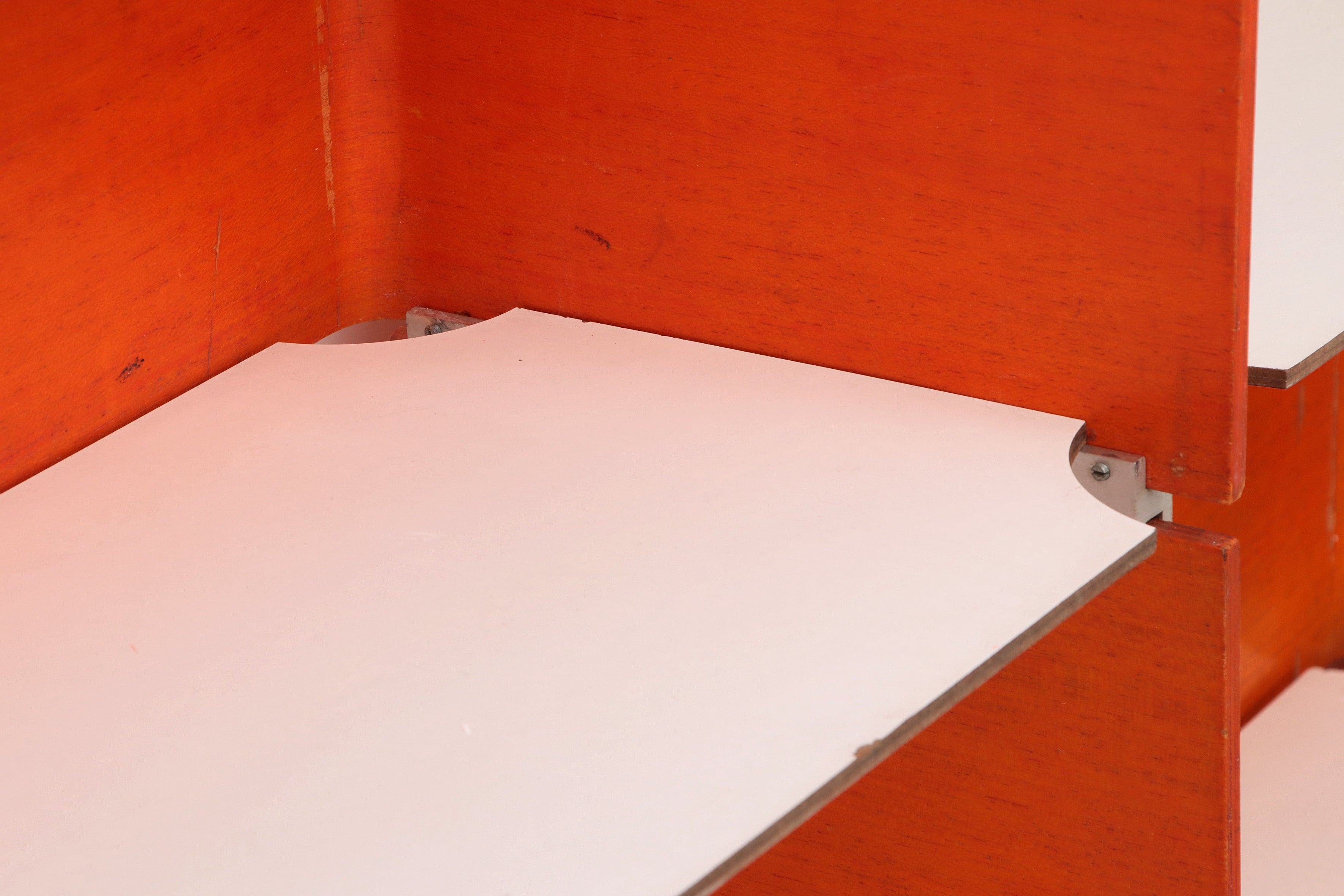 Modulare Frans Wandmeubel oranje gemaakt in de jaren60s.