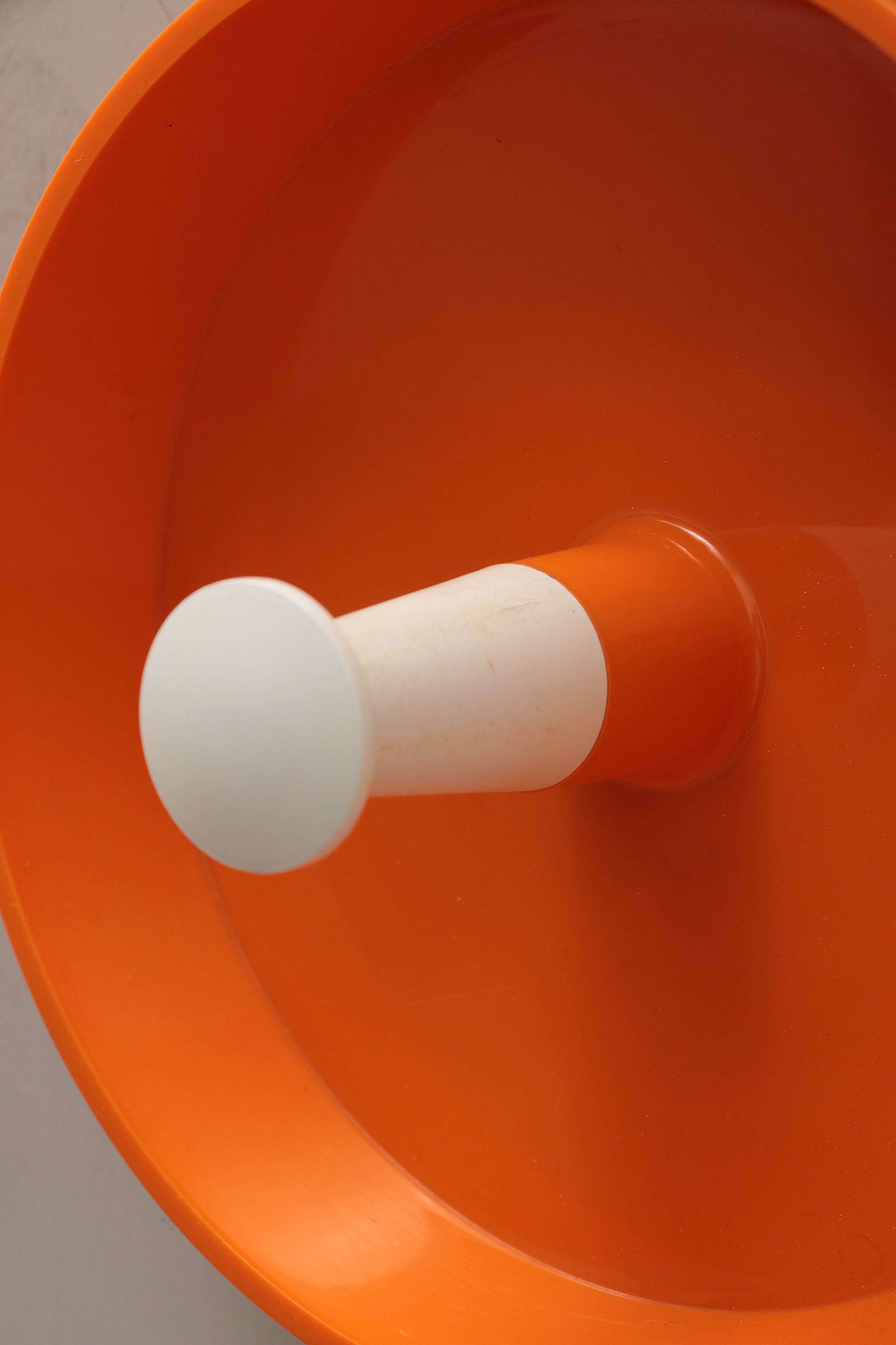 Oranje Spage age wandkapstok jaren60