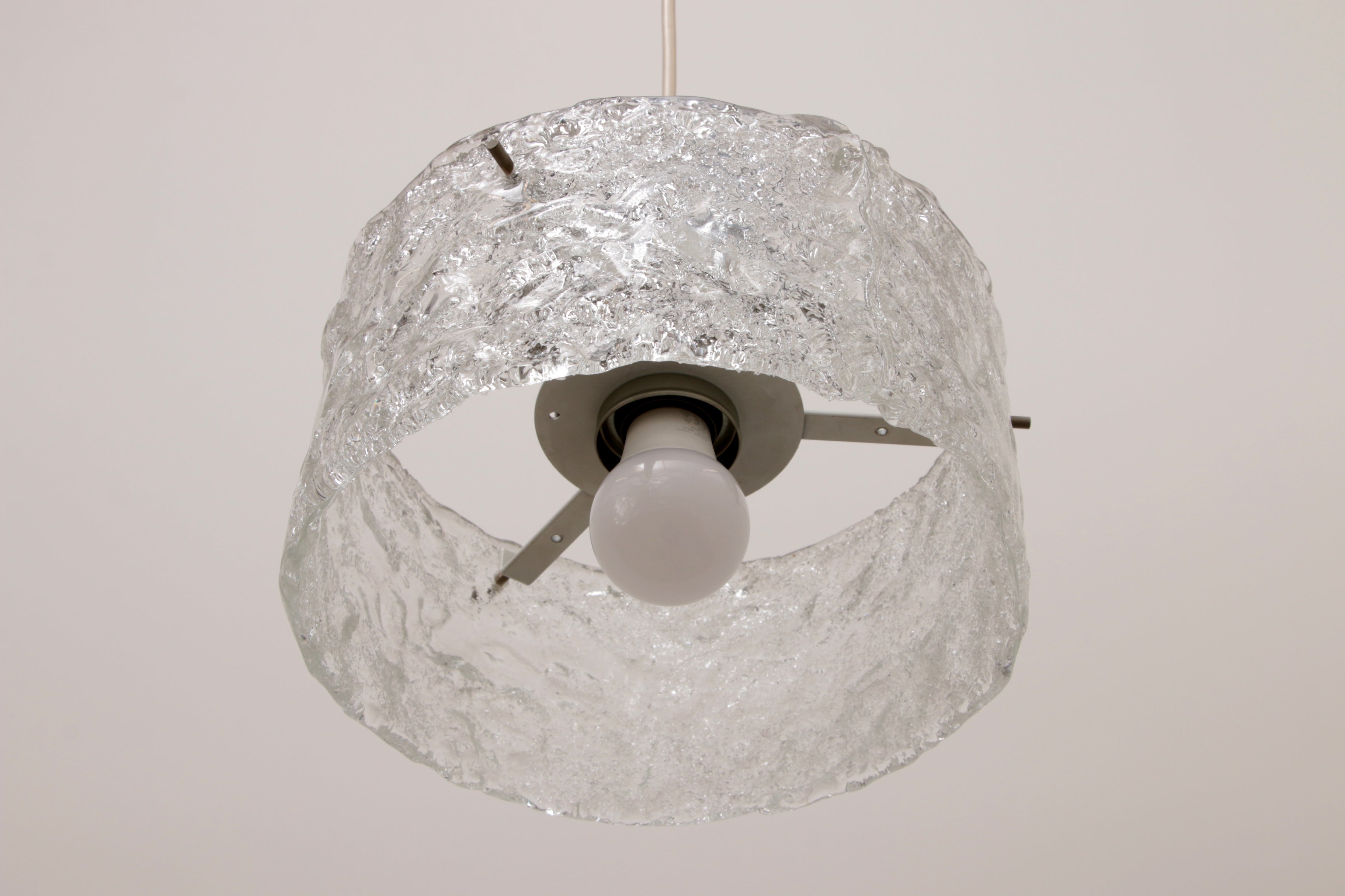 Zeer zeldzame  ijsglas lamp geproduceerd door Egon Hillebrand,1960 Duitsland.