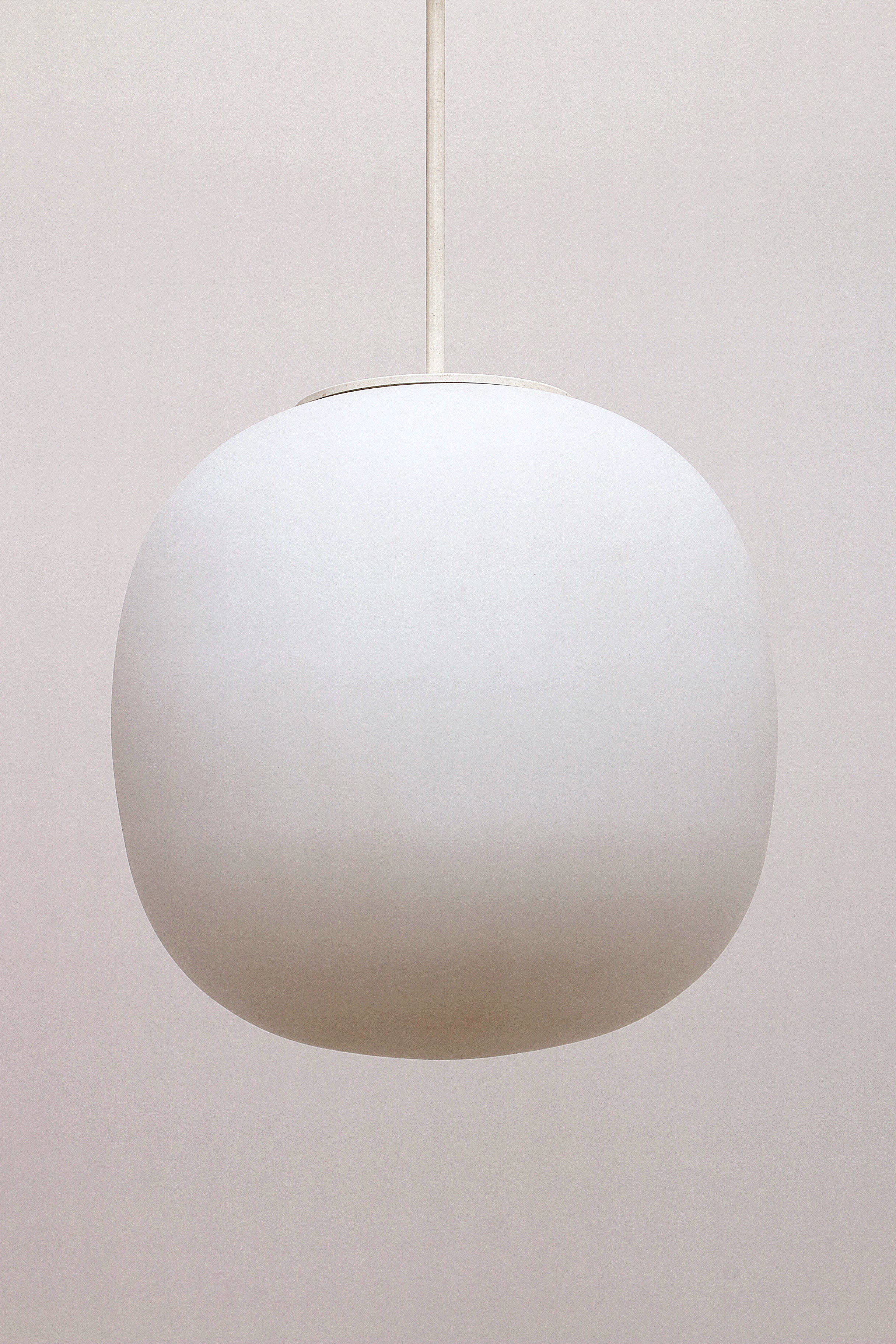 Zeer Grote Witte hanglamp Glashutte Limburg, 1960