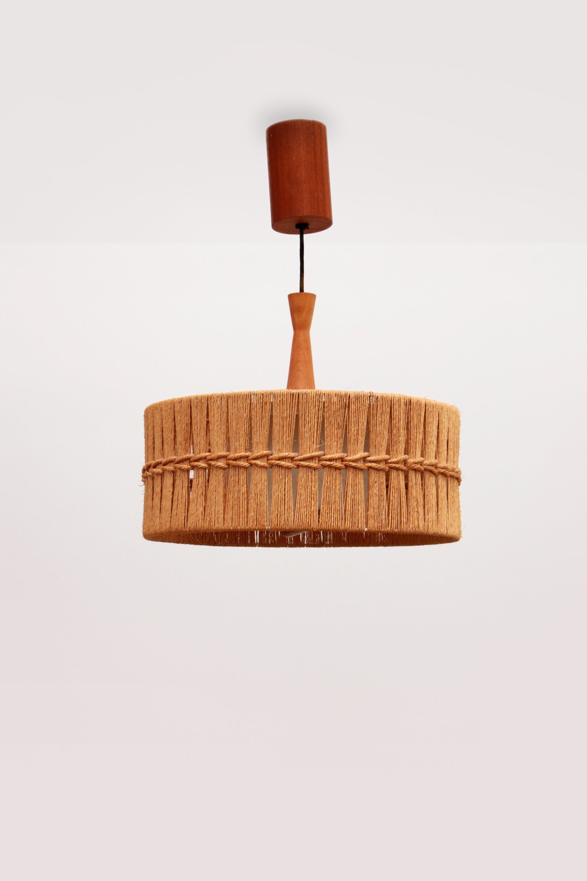 Vintage Temde Hanglamp met Teak en Raffia jaren 60 Duitsland.