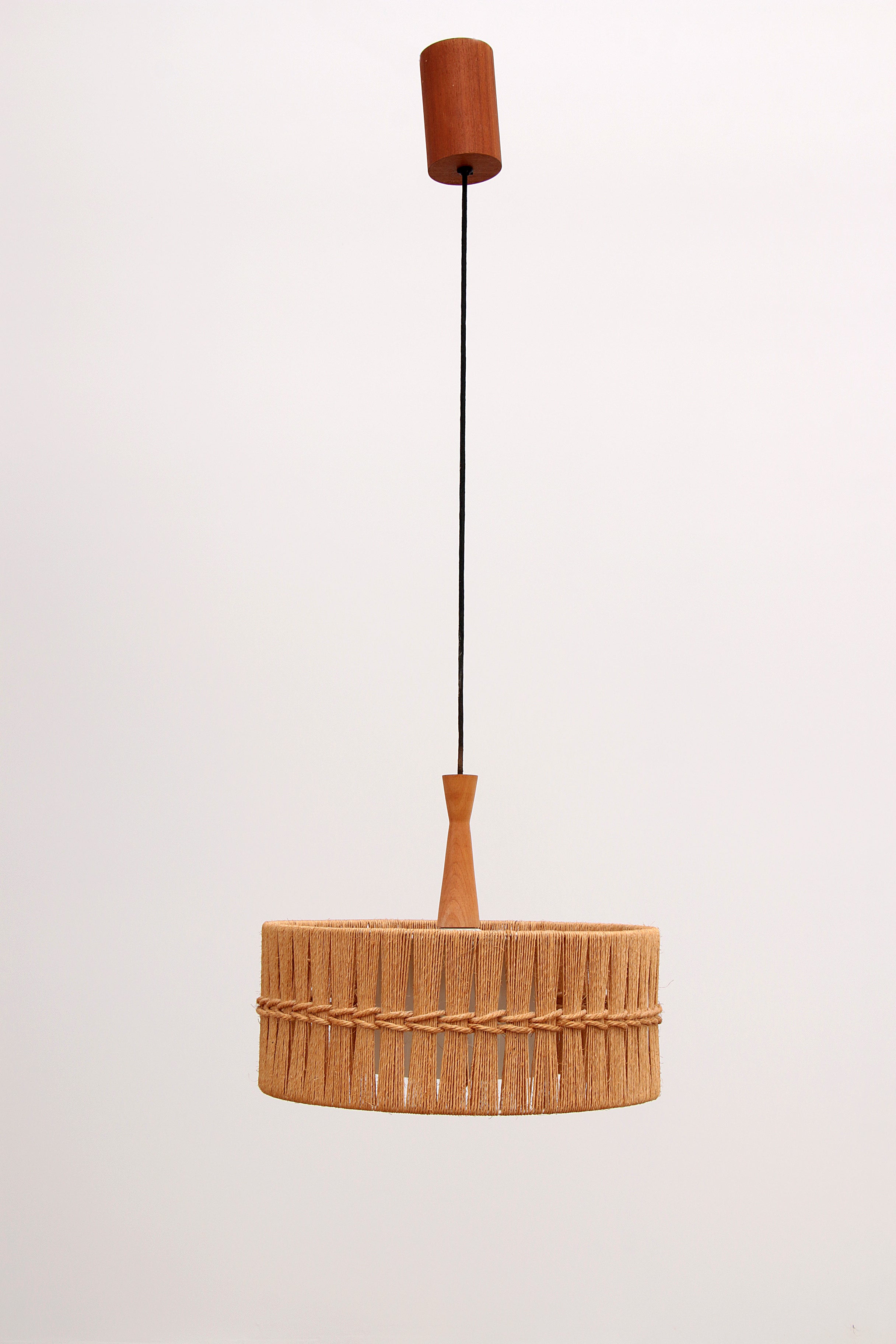 Vintage Temde Hanglamp met Teak en Raffia jaren 60 Duitsland.