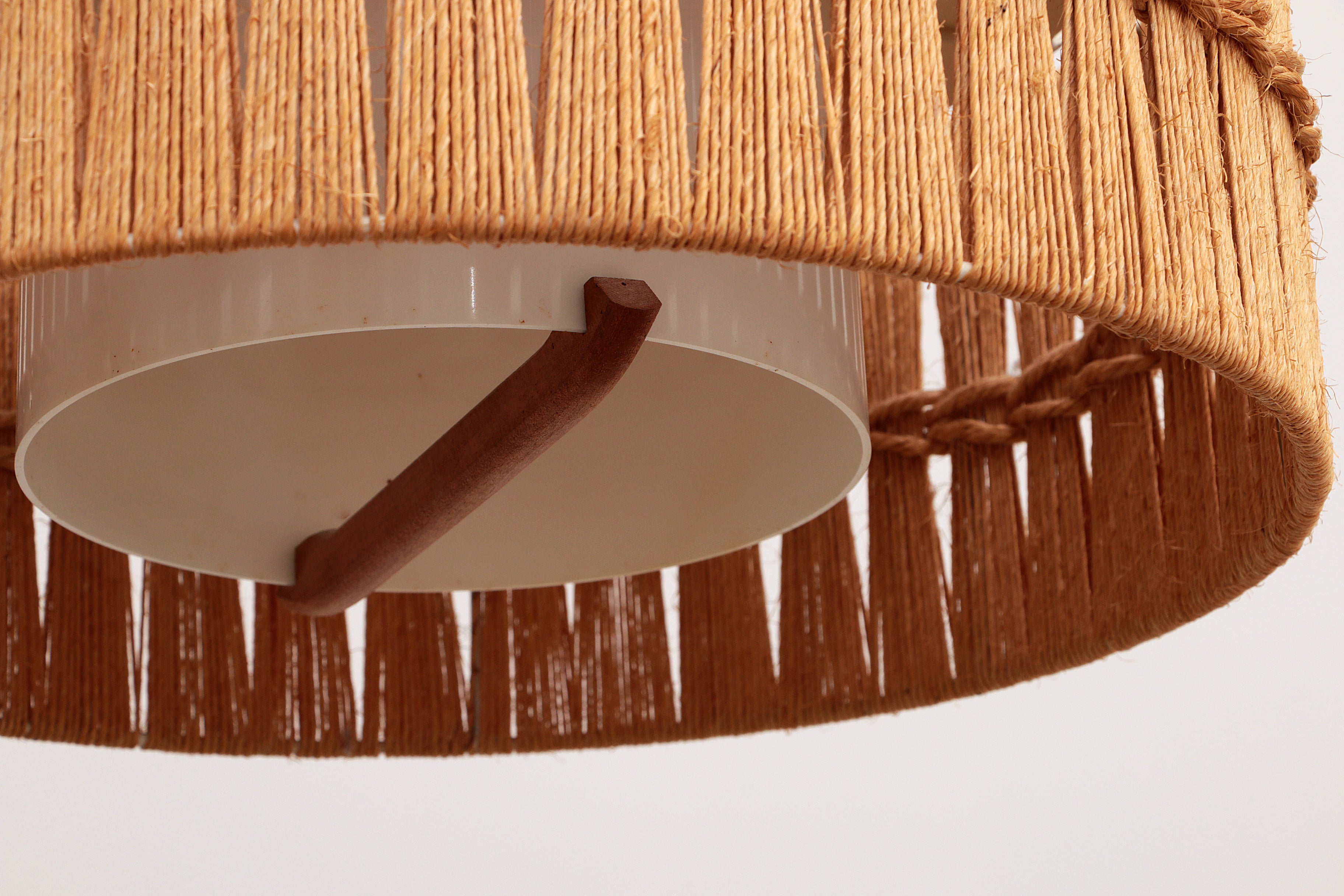 Vintage Temde Hanglamp met Teak en Raffia jaren 60 Duitsland.