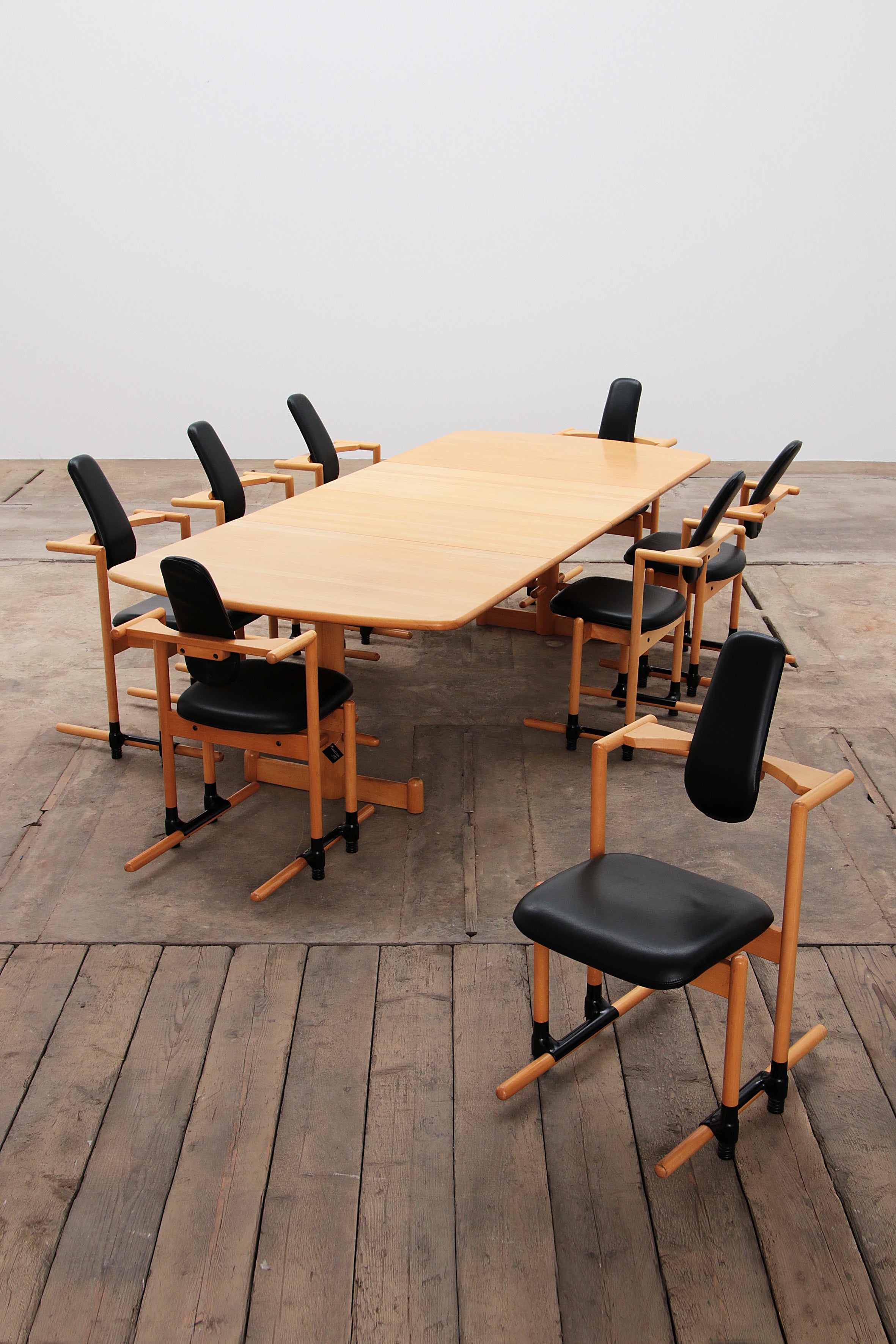Stokke Eetkamerset grote tafel met 8 stoelen ontwerp Peter Opsvik,1990