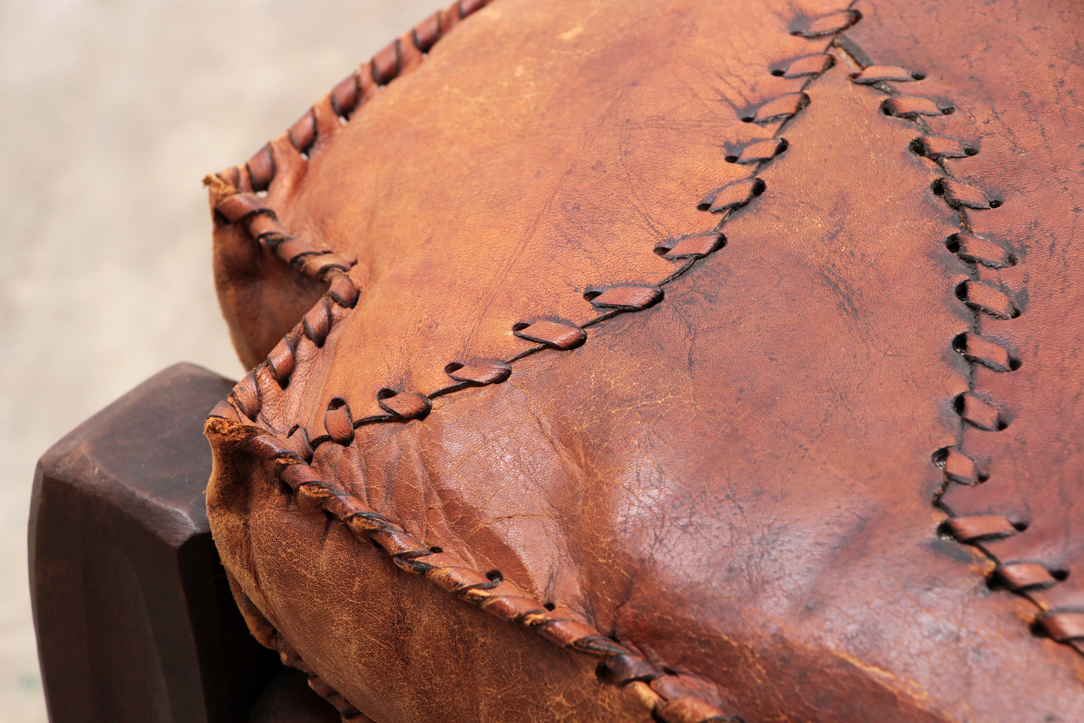 Braziliaanse Brutalistische voetenbankjes met patchwork leer,1960Braziliaanse Brutalistische voetenbankjes Timeless-art.com