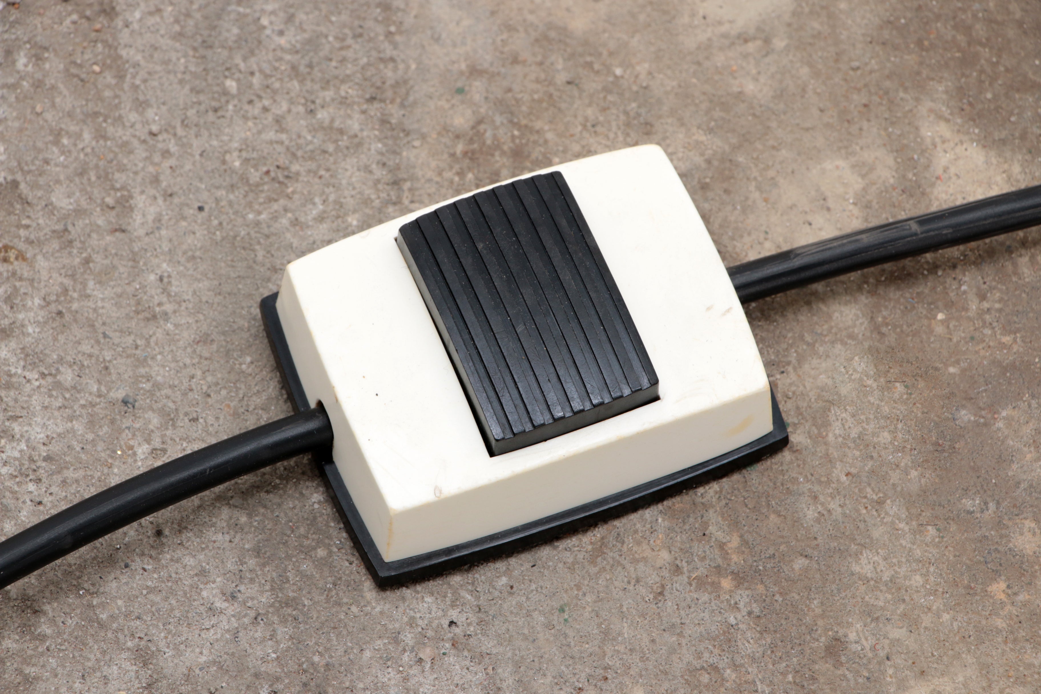 Vintage Italiaanse wit metalen vloerlamp,1960 timeless-art.com