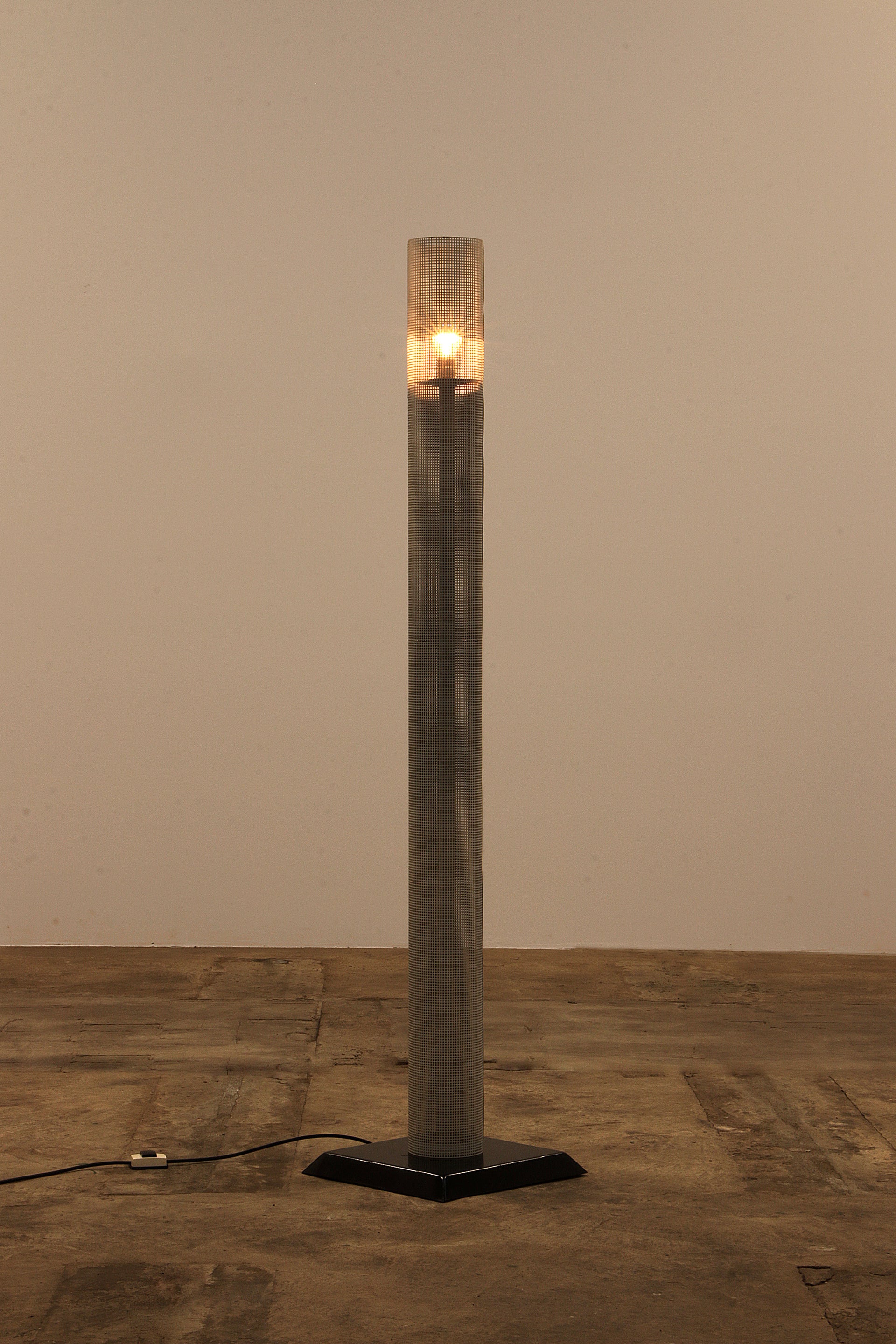 Vintage Italiaanse wit metalen vloerlamp,1960 timeless-art.com