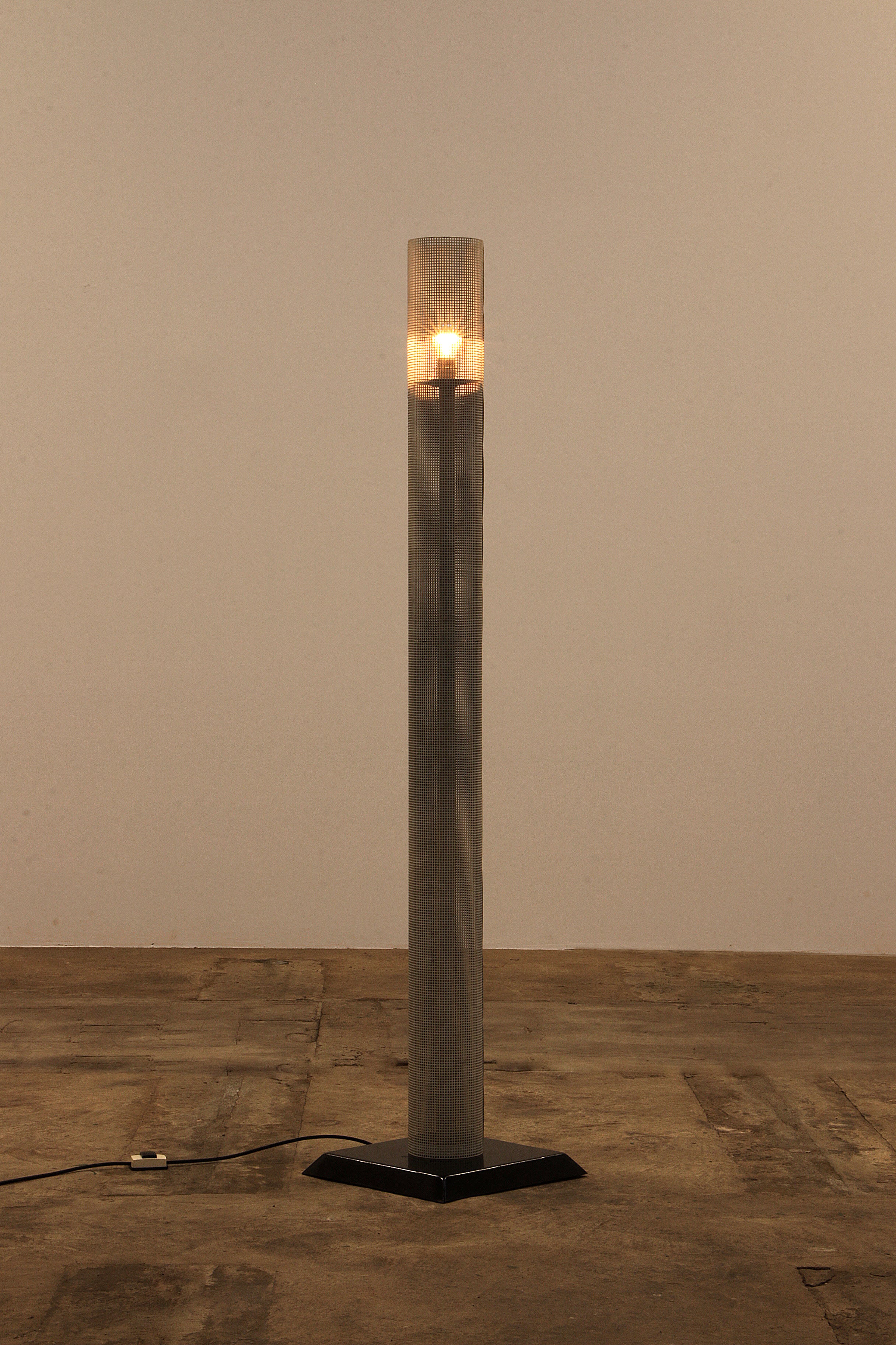 Vintage Italiaanse wit metalen vloerlamp,1960 timeless-art.com