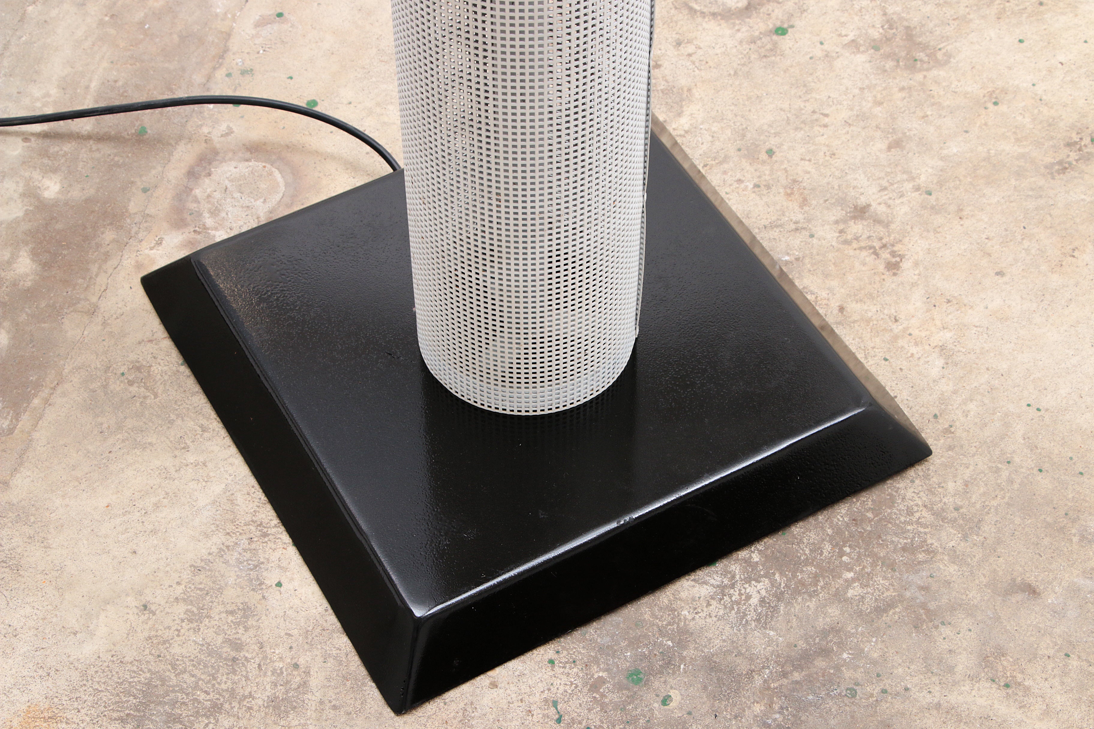 Vintage Italiaanse wit metalen vloerlamp,1960 timeless-art.com