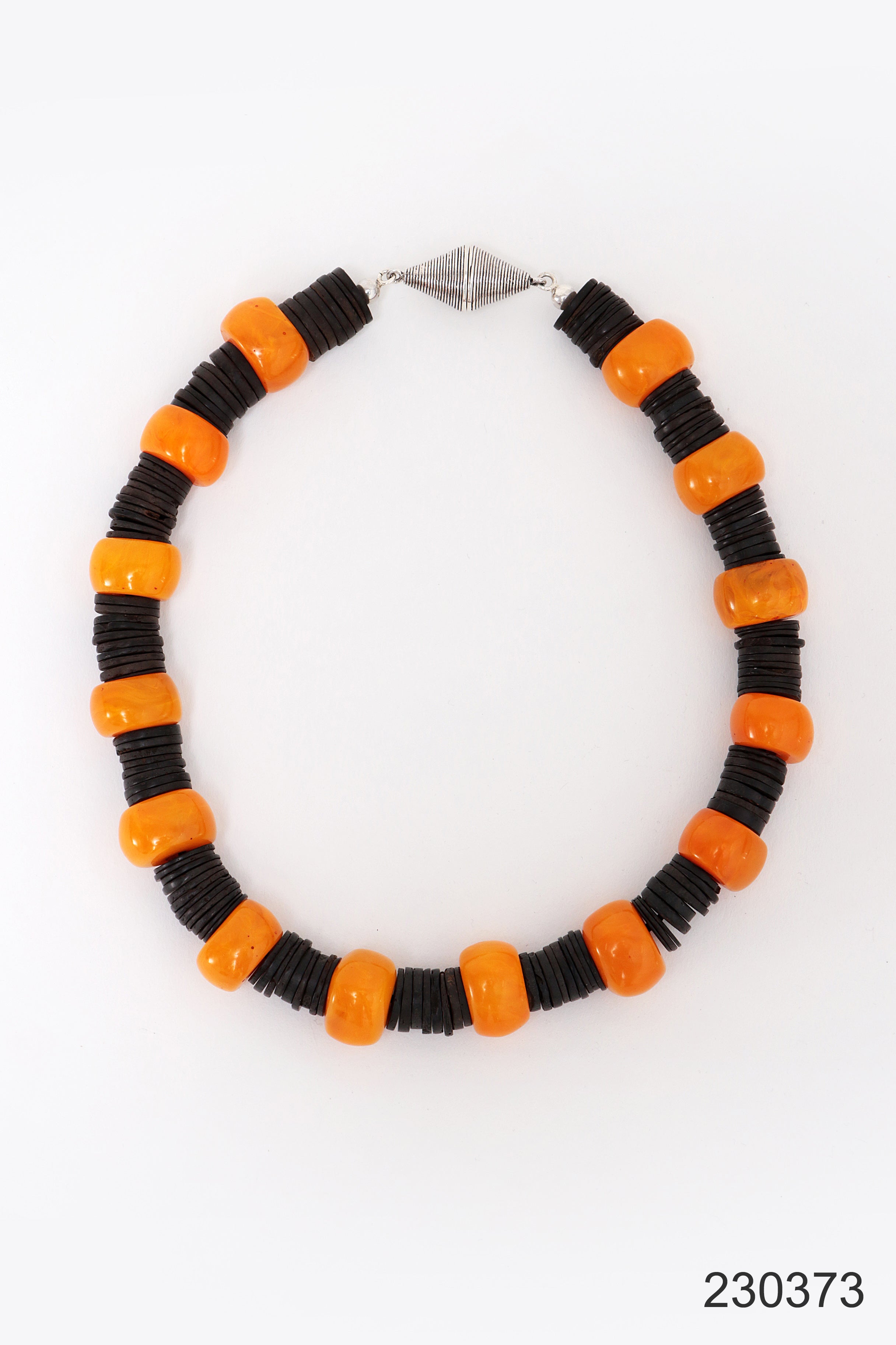 Hals Ketting Amber met Leer en zilveren magneet sluiting.